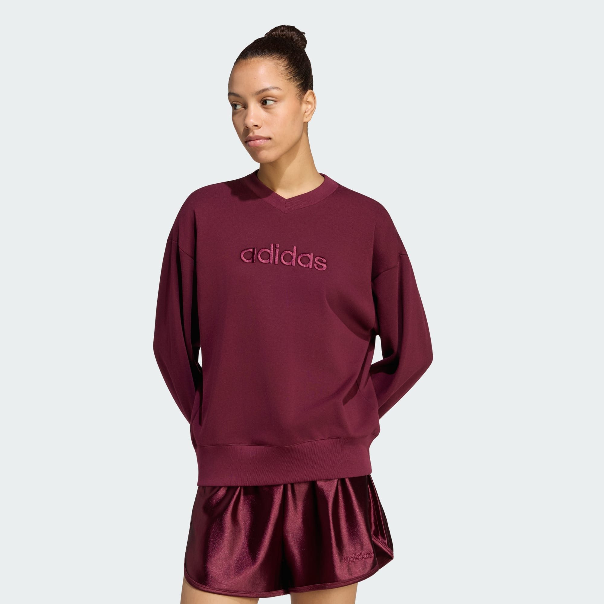 adidas Sportswear Sweatshirt SEASONAL ESSENTIALS SATIN-SWEATSHIRT, V-AUSSCHNITT (1-tlg)