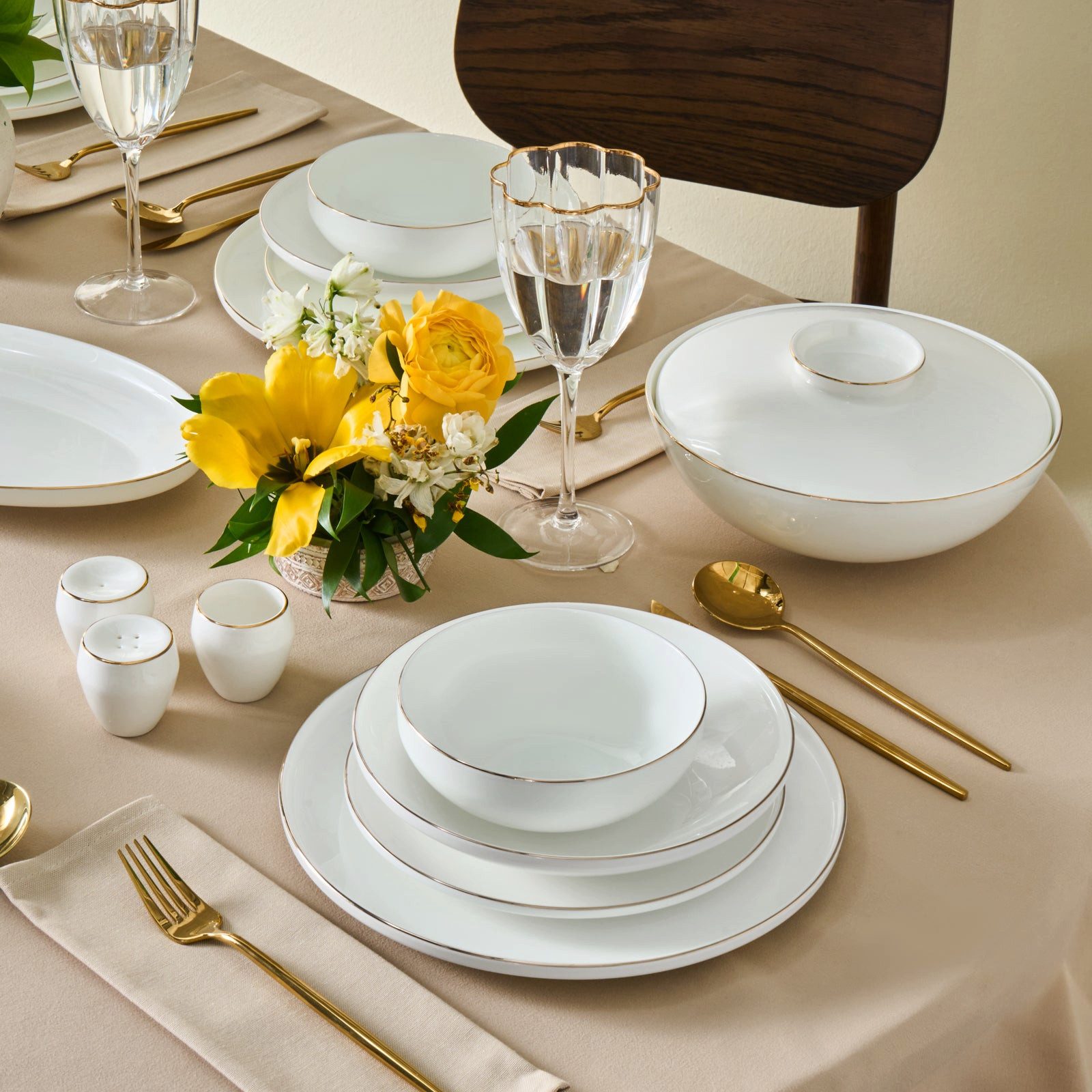 Karaca Geschirr-Set Fine Bone Meridian 55-tlg. Tafelservice 12 Personen– Gold, Fine Bone Porzellan