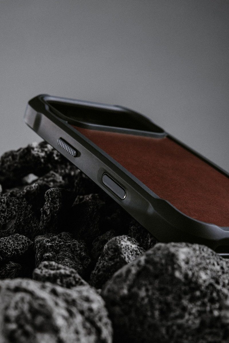 Nomad Smartphone-Hülle Rugged Leather Case, für iPhone 17 Pro, Rustikales Braun Horween