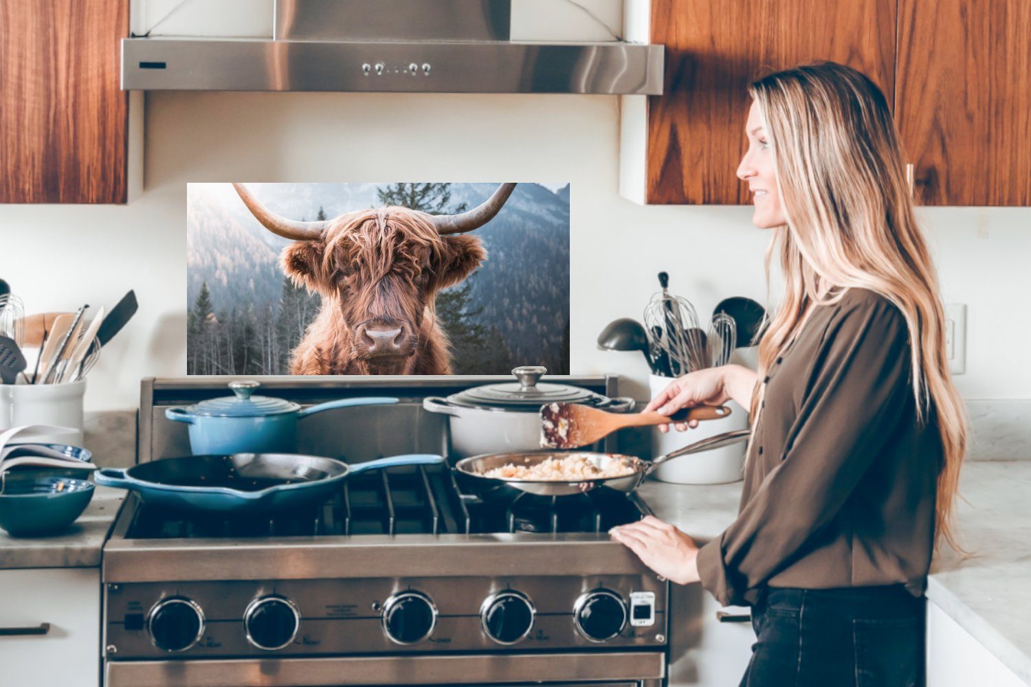 Kuh für Tiere - - Berg Schmutzflecken MuchoWow (1-tlg), Küchenrückwand Fett Küchen 60x30 Wandschutz, gegen Hochländer - Natur, und - cm, Schottischer