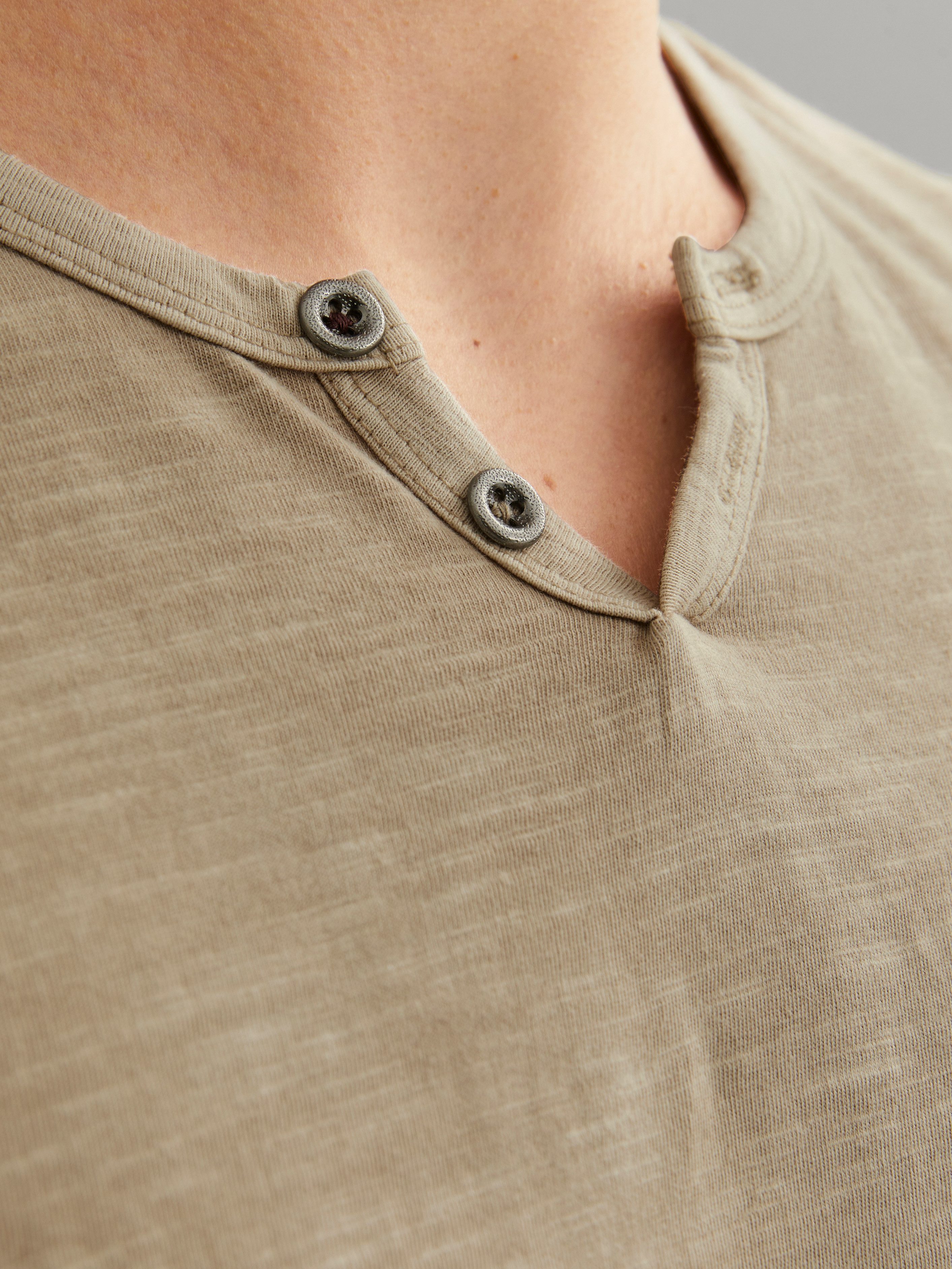 Jack & Jones T-Shirt JJESPLIT NECK TEE SS NOOS mit V-Ausschnitt