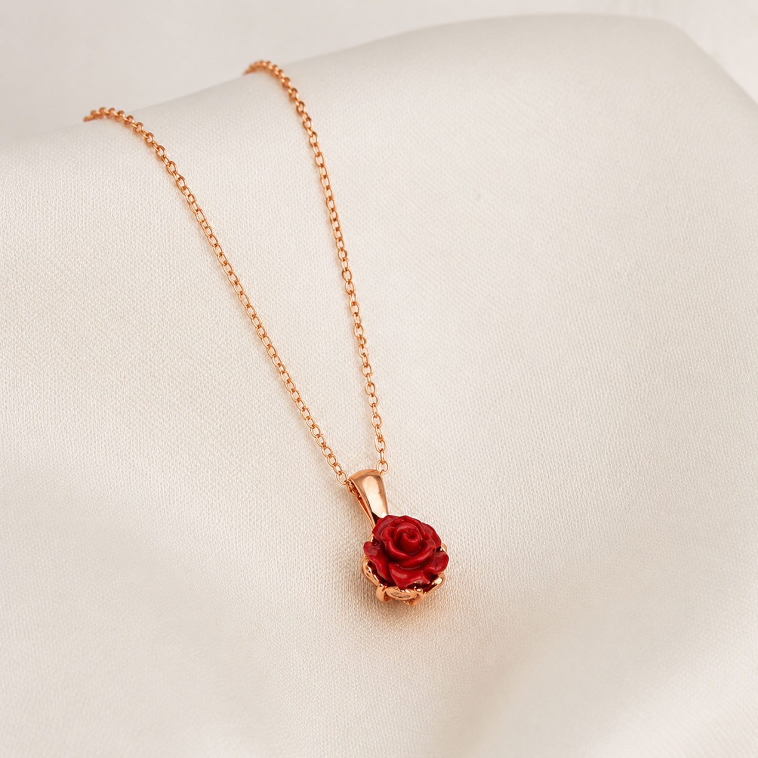 Jungengel Kette mit Einhänger Damen Halskette Rosen Anhänger Rot Roségold Blumenkette Schmuck (Halskette mit Rosen-Anhänger inklusive Holzbox), 3D-Rosenanhänger, Blumenkette, floral, inkl. Holzbox, roségoldfarben