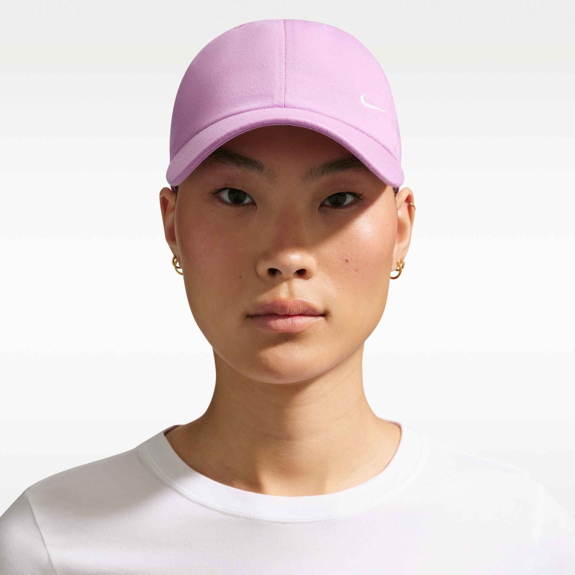Nike Sportswear Baseball Cap U NK CLUB CAP U CB SM SWSH L mittelhohe Baseball Cap, mit vorgebogenem Schirm, aus glattem Twill