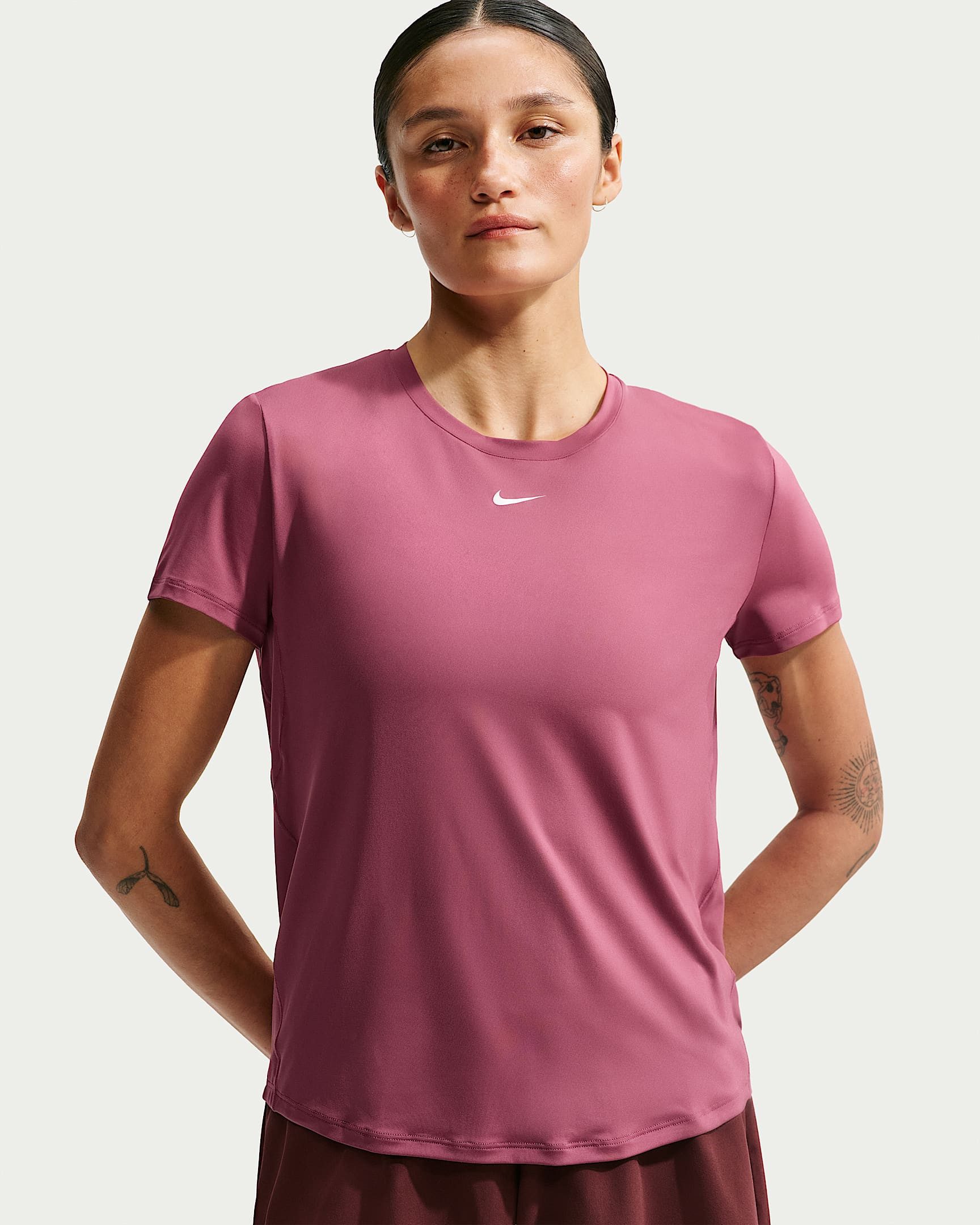 Nike T-Shirt W NK ONE CLASSIC DF SS TOP Kurzarm, mit Rundhalsausschnitt, aus Jersey-Material, normale Länge