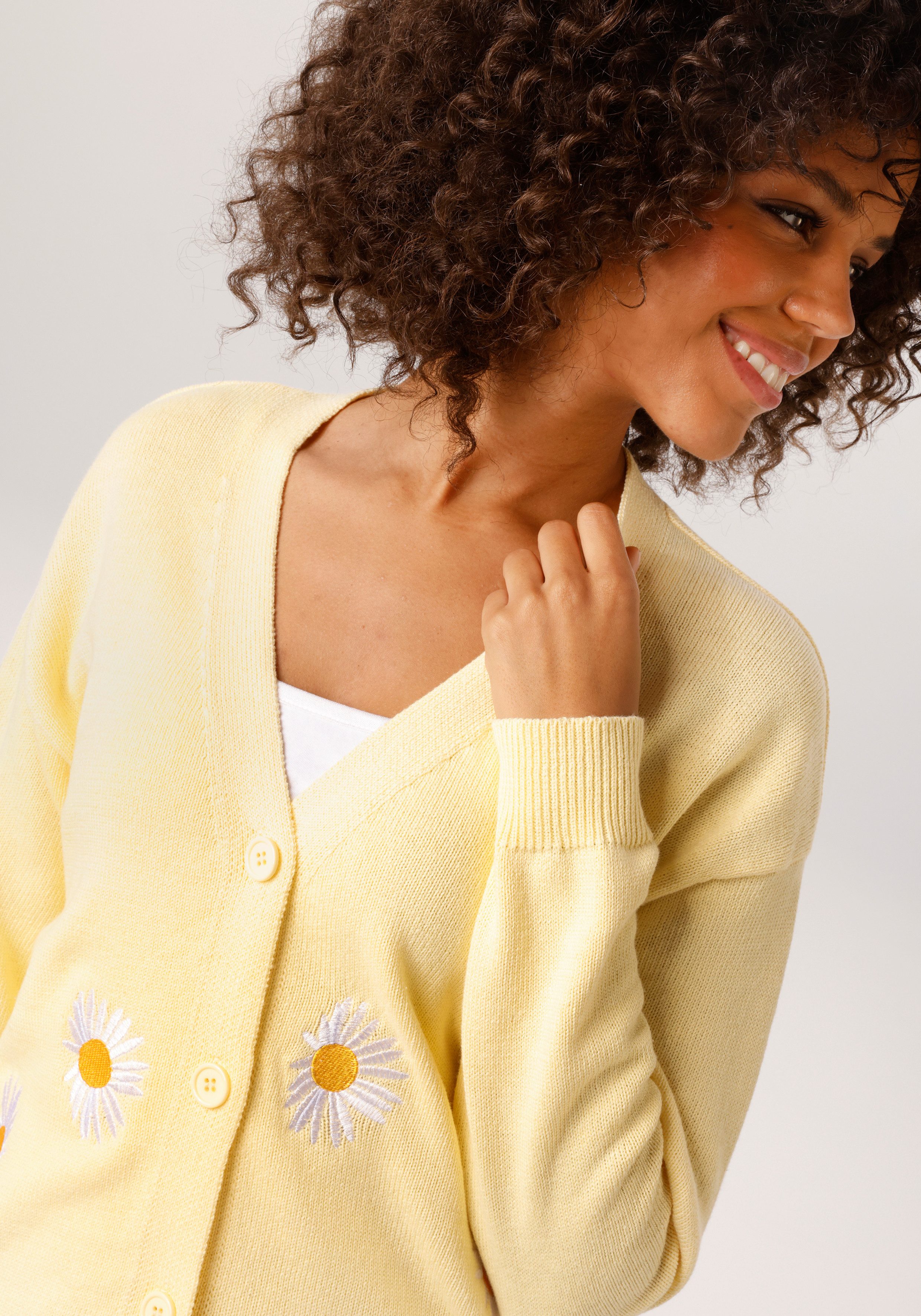 Aniston CASUAL Strickjacke mit aufgestickten Margeriten verziert