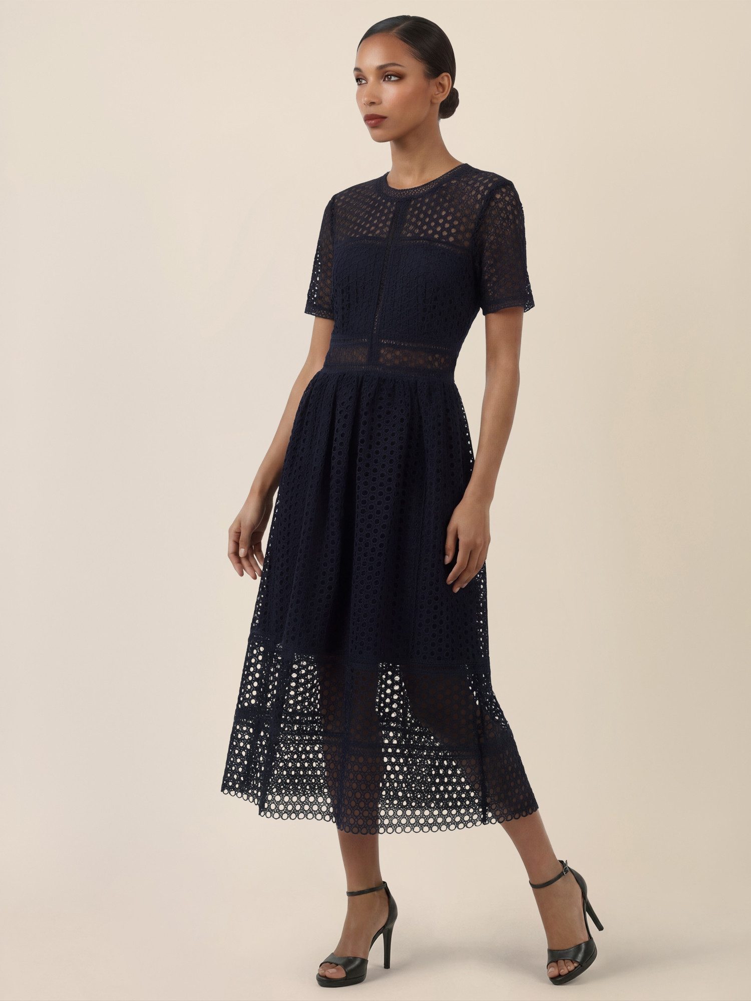 Apart Spitzenkleid mit Häkelspitze und Transparenz