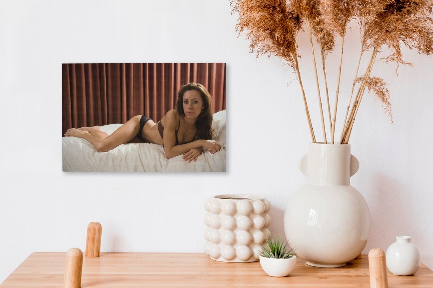 Frau trägt Dessous Aufhängefertig, Wandbild im Spanische Wanddeko, Bett, Leinwandbilder, 30x20 cm OneMillionCanvasses® Leinwandbild St), (1