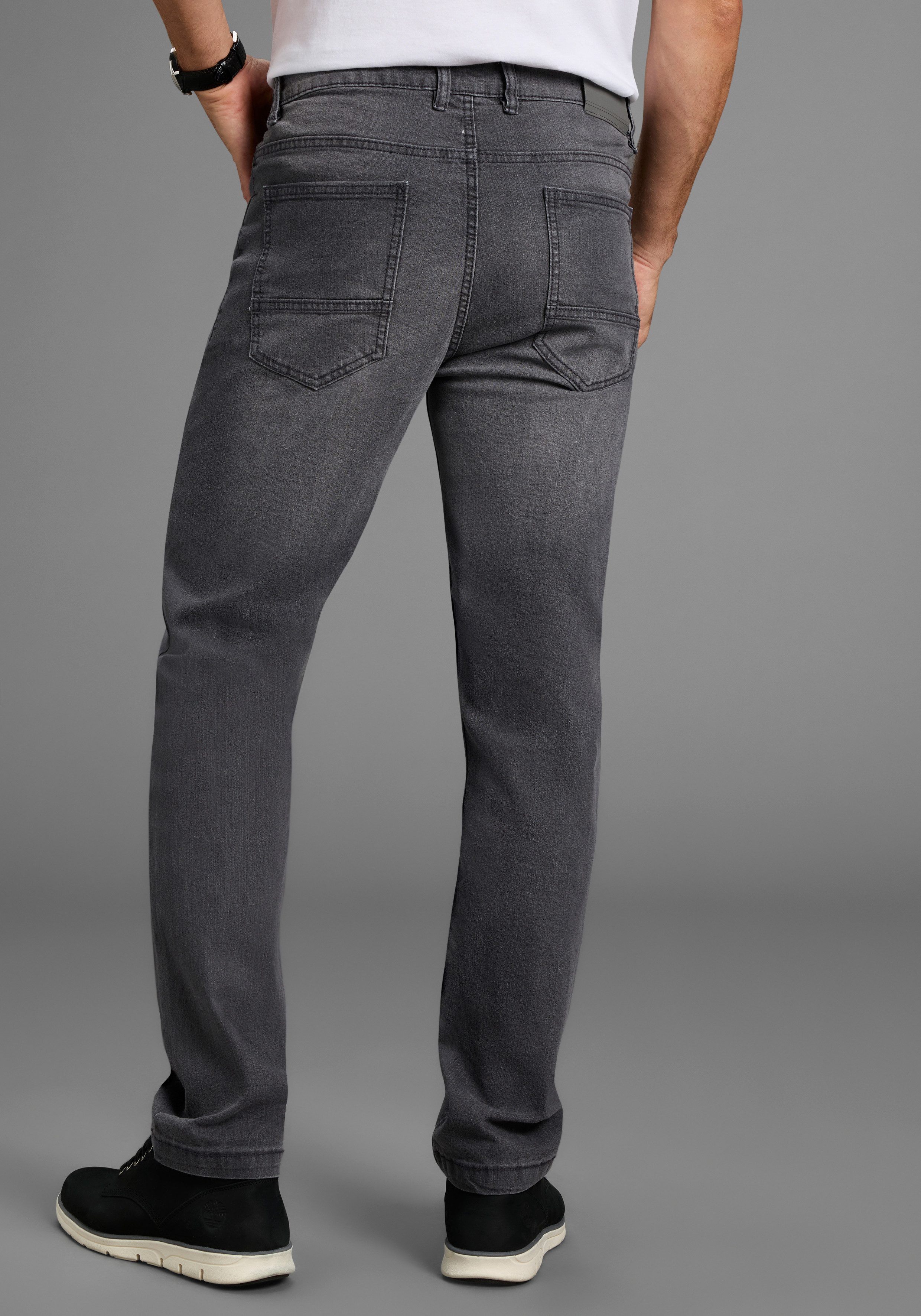 Arizona Straight-Jeans gerader Schnitt, normale Leibhöhe, mit Knopf- und Reißverschluss