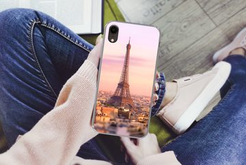 MuchoWow Handyhülle Blick über Paris mit dem darüber aufragenden Eiffelturm, Handyhülle Apple iPhone XR, Smartphone-Bumper, Print, Handy