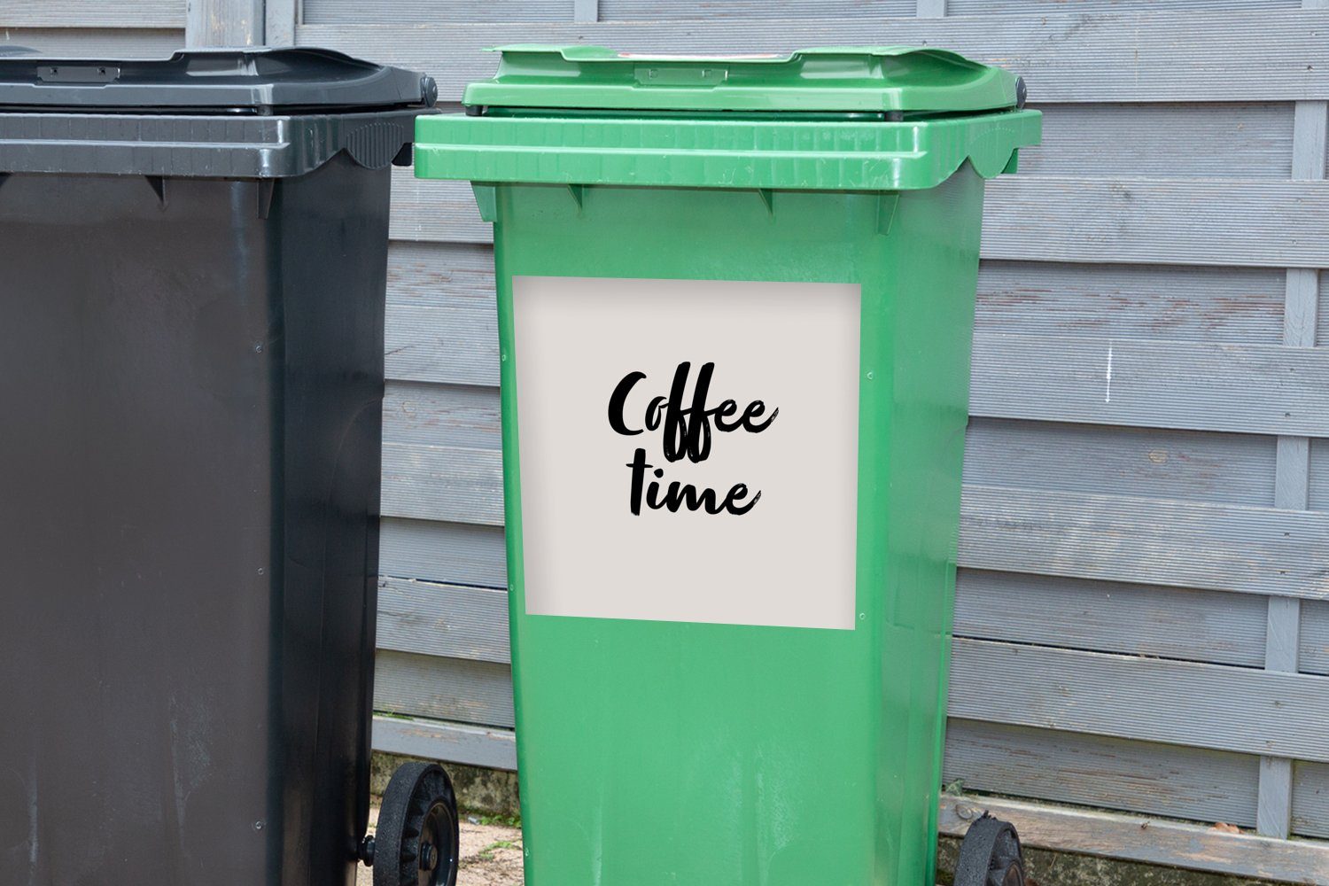 MuchoWow Sprichwörter Abfalbehälter - Container, St), Kaffeezeit Mülltonne, - (1 Wandsticker Zitate Mülleimer-aufkleber, Sticker,