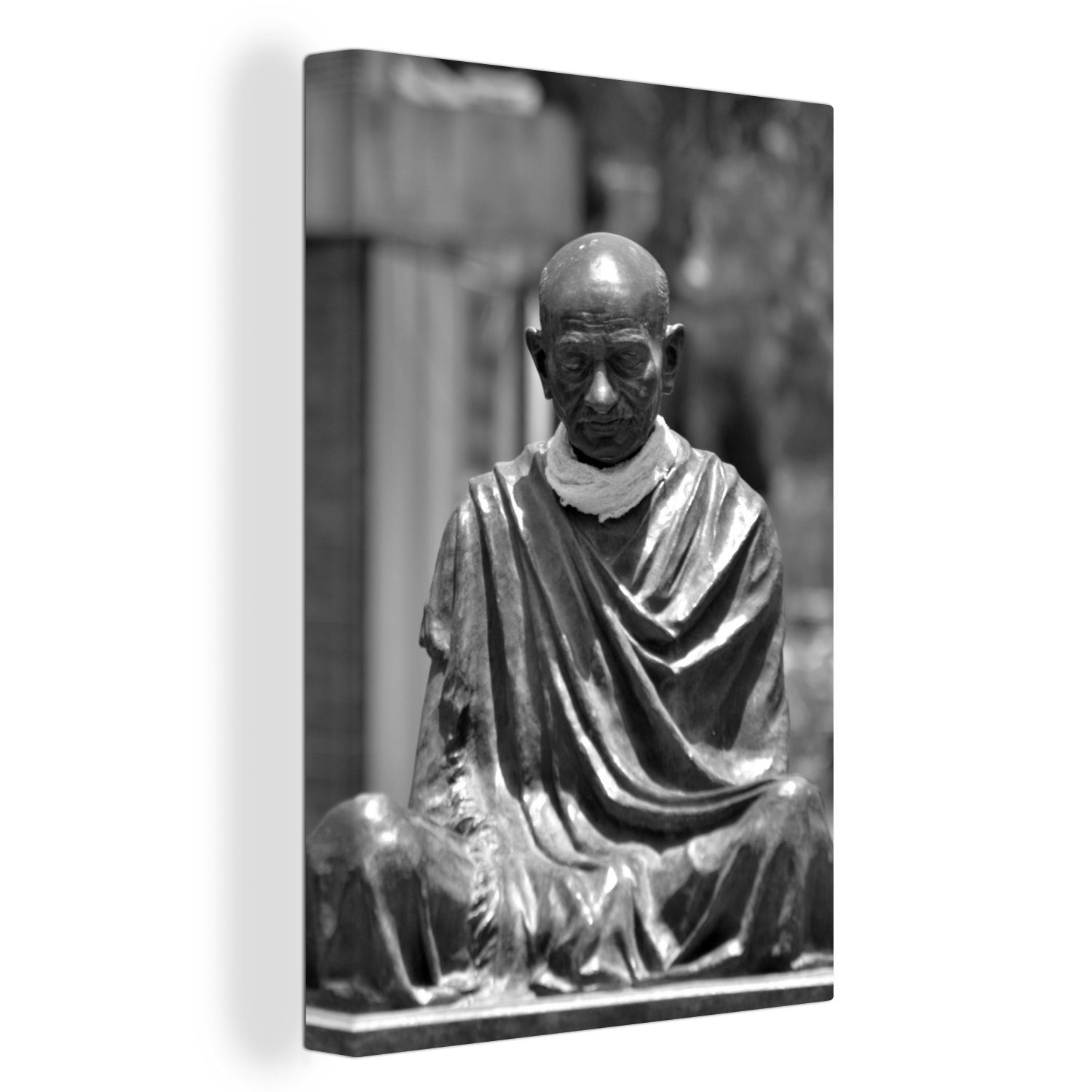 OneMillionCanvasses® Leinwandbild Ein Schwarz-Weiß-Foto der Statue von Ghandi, (1 St), Leinwandbild fertig bespannt inkl. Zackenaufhänger, Gemälde, 20x30 cm