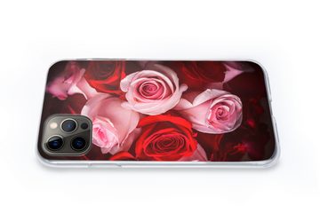 MuchoWow Handyhülle Nahaufnahme eines Straußes aus rosa und roten Rosen, Handyhülle Apple iPhone 13 Pro Max, Smartphone-Bumper, Print, Handy