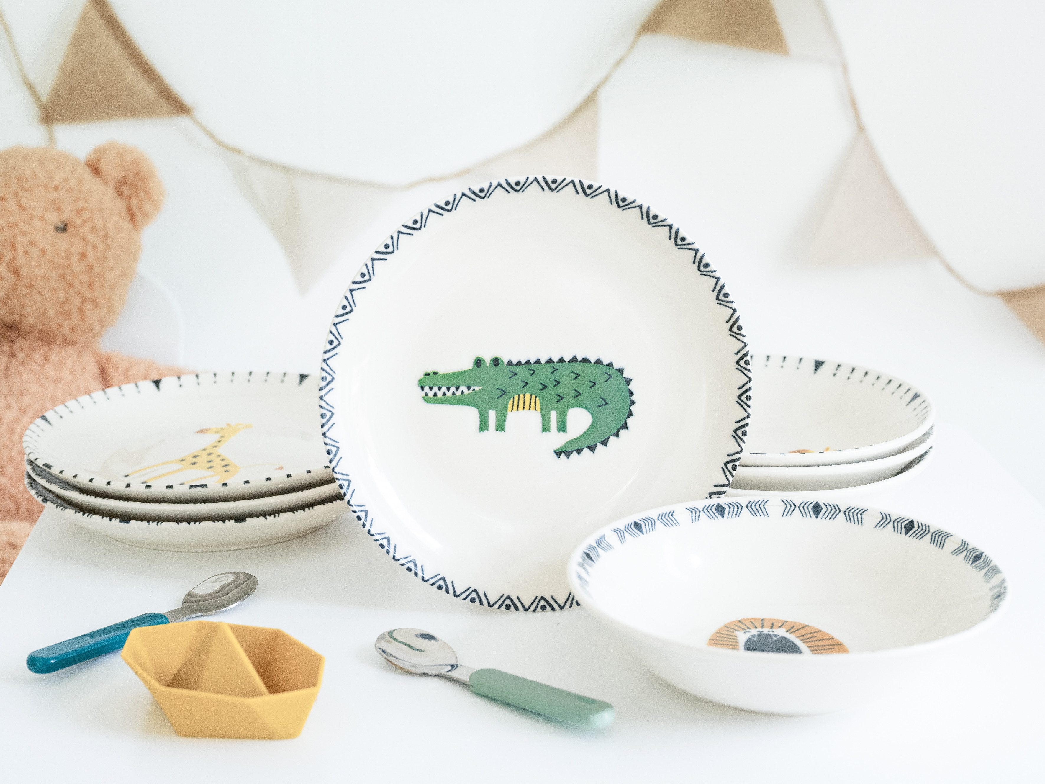 CreaTable Teller-Set Safari Bunt, Teller Set 8-tlg. (8-tlg), 4 Personen, Steinzeug, gezeichnete Tiermotive, skandinavischer Stil, Ethno-Style Motive