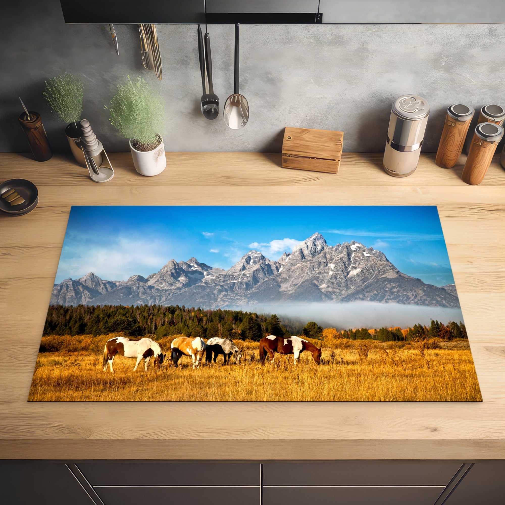 tlg), Herdblende-/Abdeckplatte 83x51 (1 in für Pferde auf den vor Ceranfeldabdeckung, Vinyl, Weiden MuchoWow küche den Mountains Teton Arbeitsplatte cm, Wyoming,