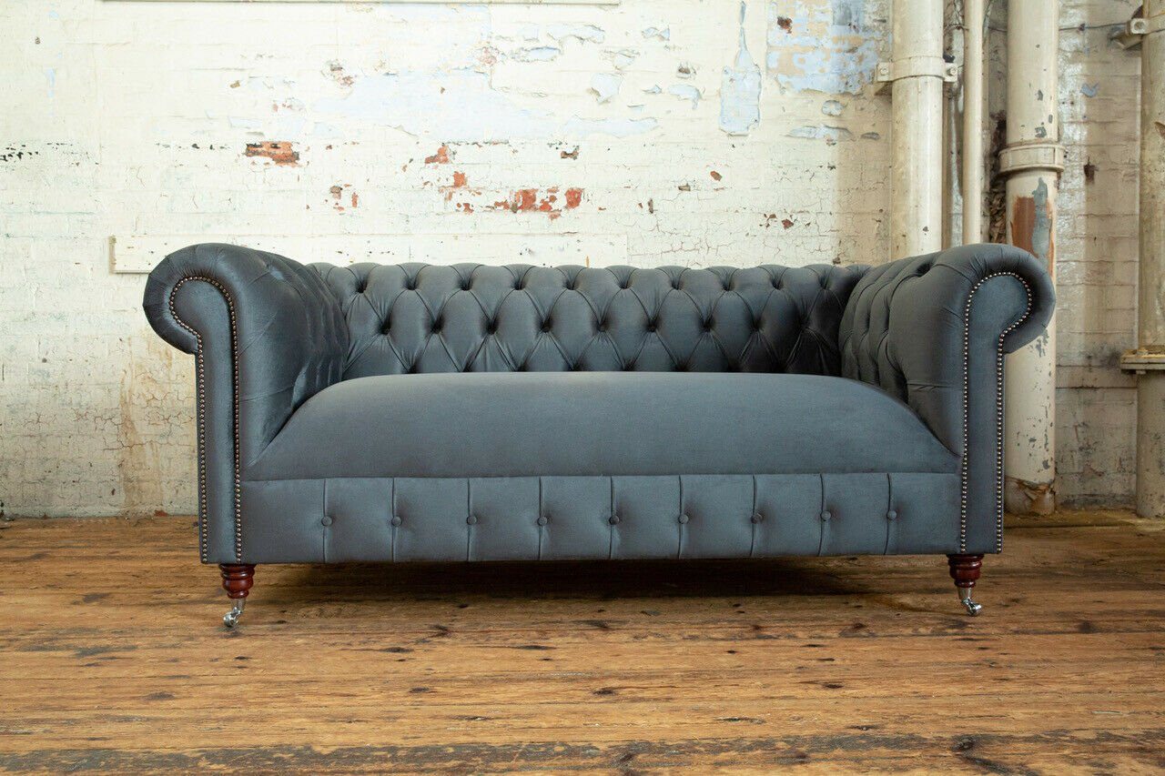 Couch Textil Die Sofa Rückenlehne Klassische JVmoebel Sitz Graue Leder Stoff, Chesterfield-Sofa Knöpfen. mit Chesterfield
