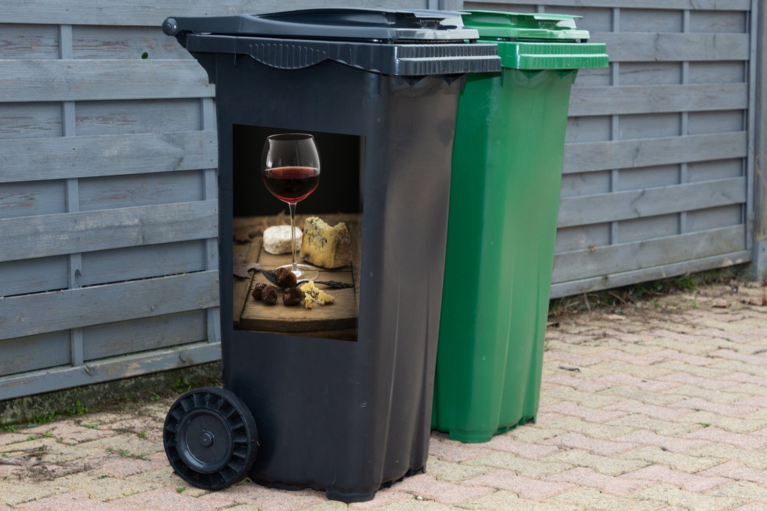 Container, Mülleimer-aufkleber, Wandsticker Sticker, Mülltonne, mit Käse Abfalbehälter einem Holzbrett MuchoWow Rotwein St), (1 auf