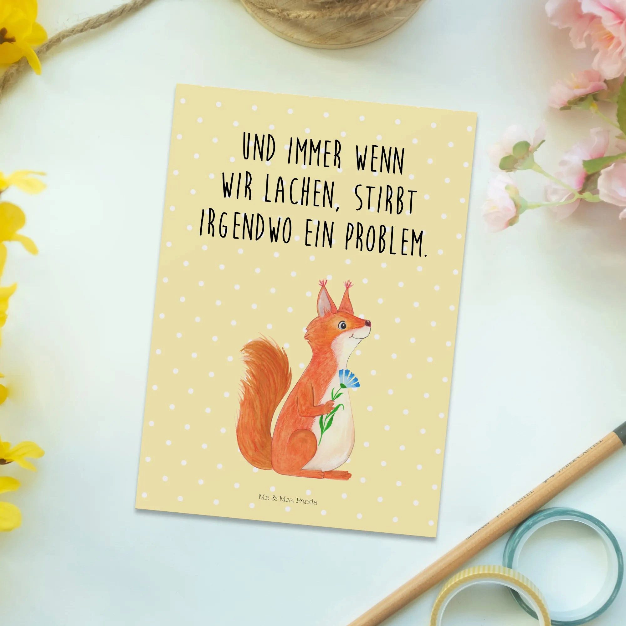 Thumbnail - Mr. & Mrs. Panda Postkarte Eichhörnchen Blume - Gelb Pastell - Geschenk, Einladung, Einladungska, Liebevolles Design