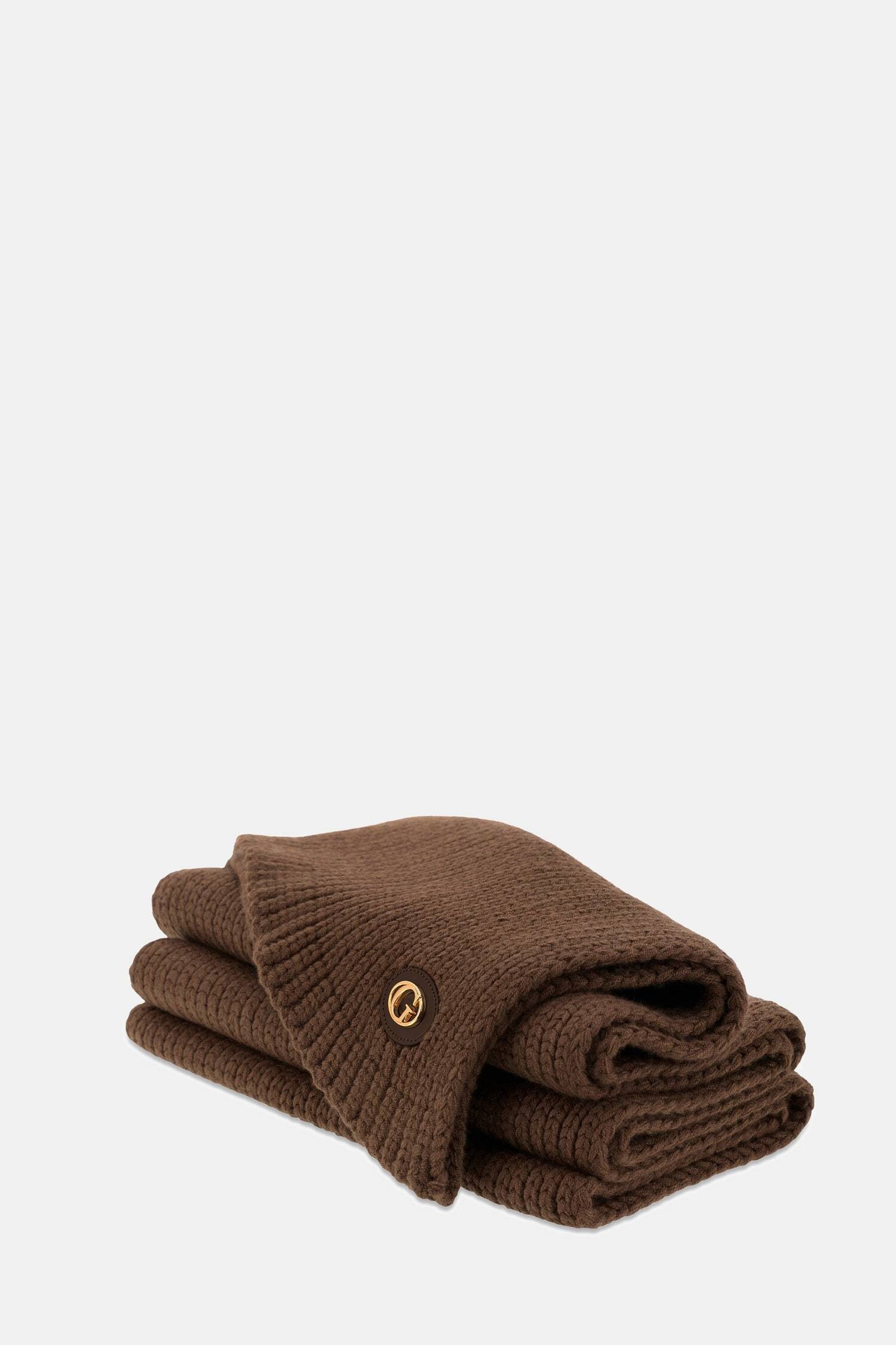 Guess Strickschal KNITTED SCARF, mit dezentem Logoaufnäher