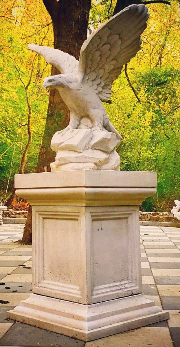 Casa Padrino Skulptur Gartendeko Adler Skulptur mit Barock Sockel Weiß 110 x 70 x H. 233 cm - Garten Deko Figur - Garten & Terrassen Deko Accessoires