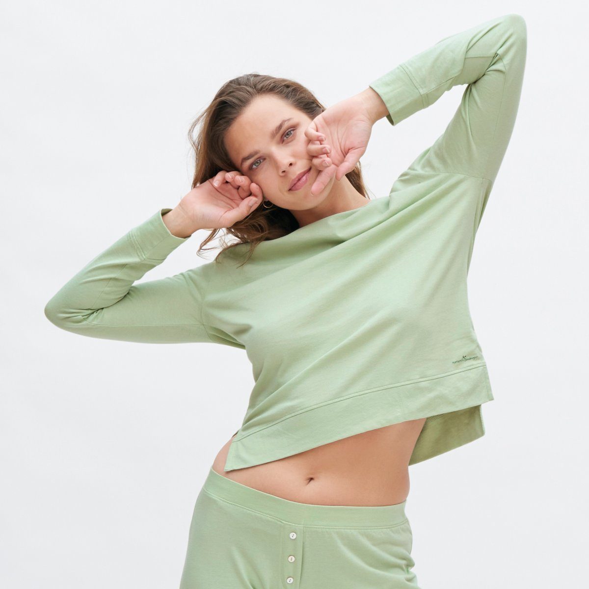 LIVING NICCI Rundkragen luftiger halsfernem Green mit Breiter, Misty Schnitt CRAFTS Sleepshirt