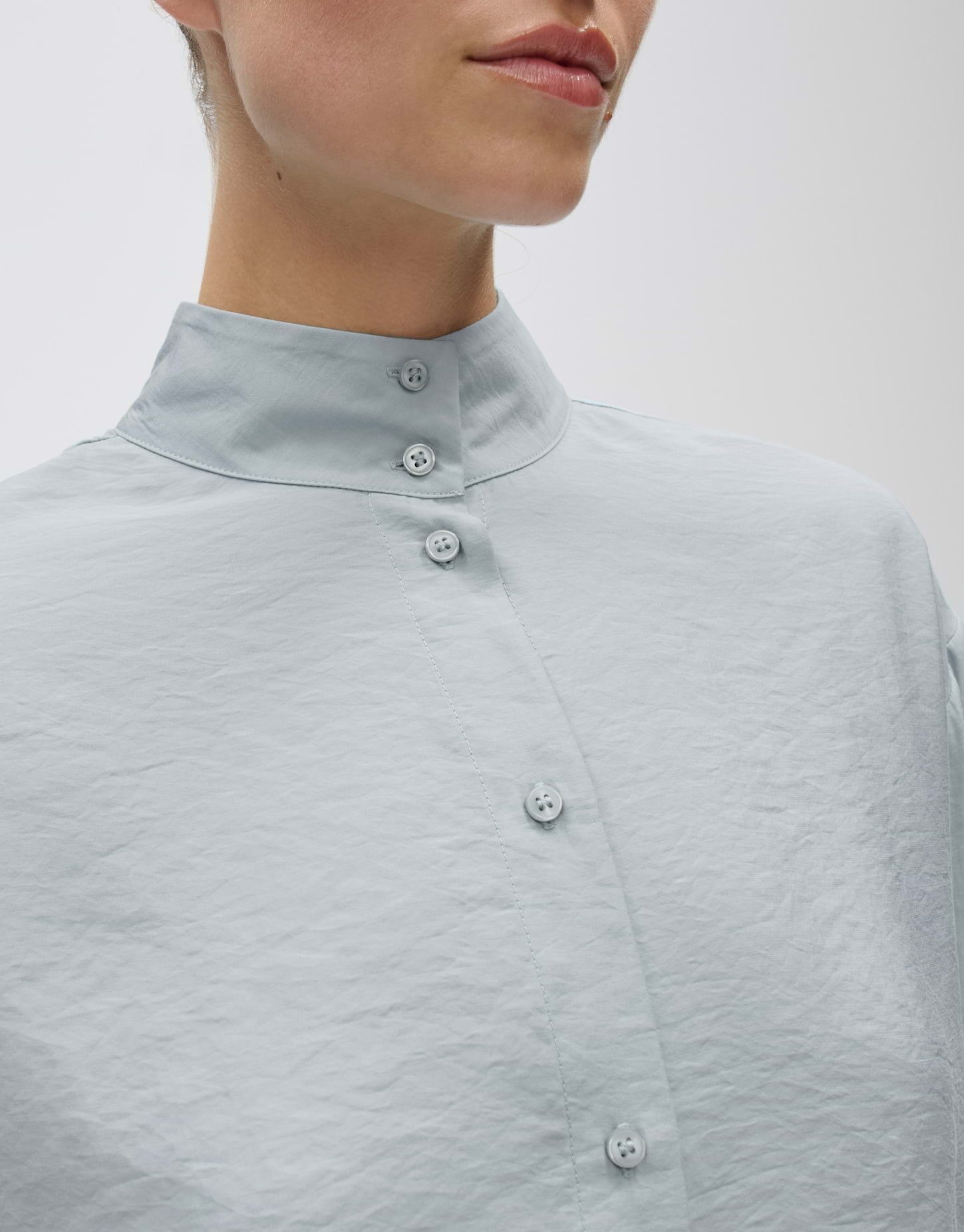 OPUS Satinbluse Fasofta aus Satin mit Crash-Optik Weite Silhouette mit Stehkragen und Faltendetail am Rücken – Bild 4 von 5