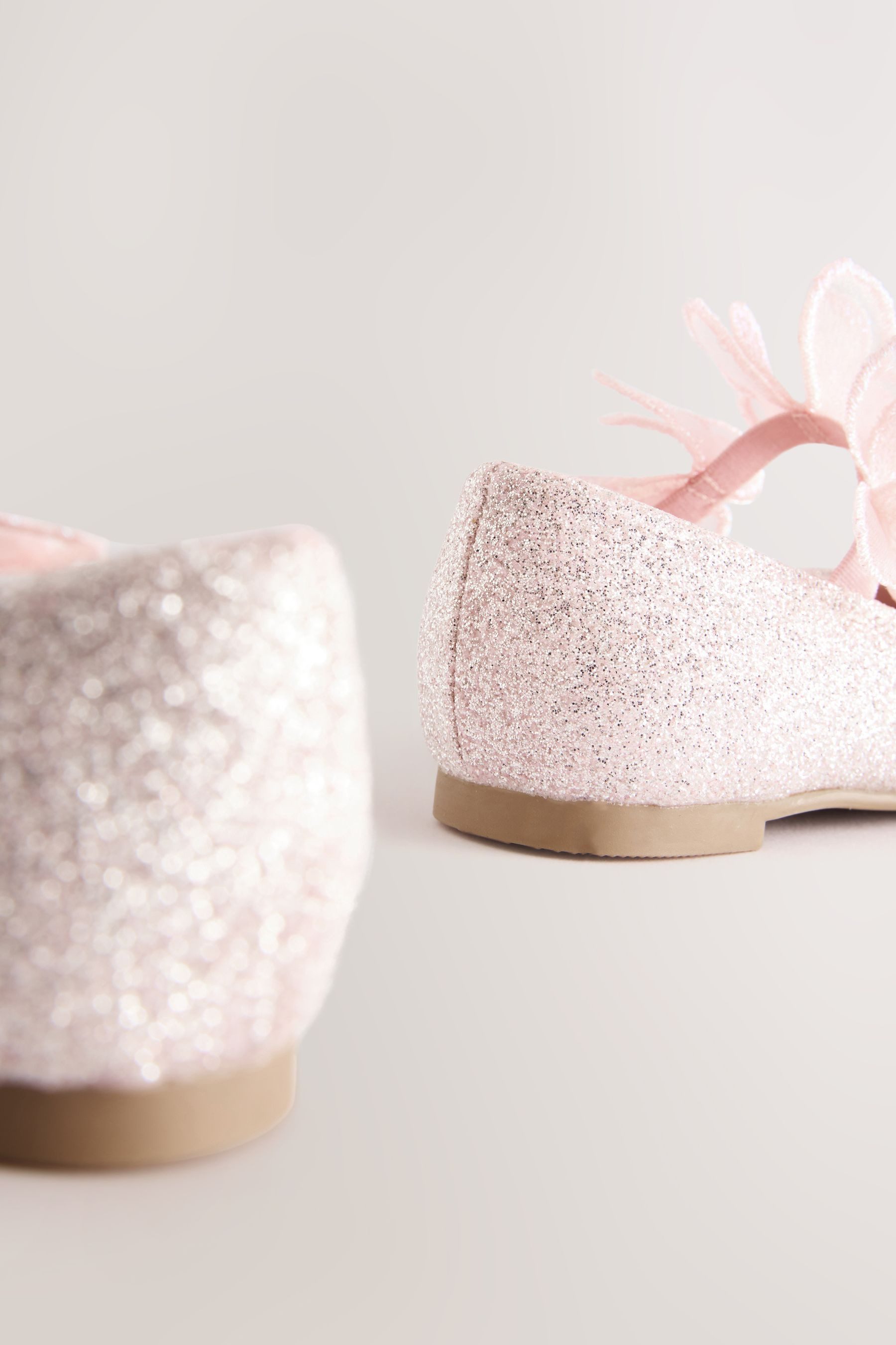 Next Glitzerschuh mit Riemen und Schmetterlingsdetail Ballerina (1-tlg)