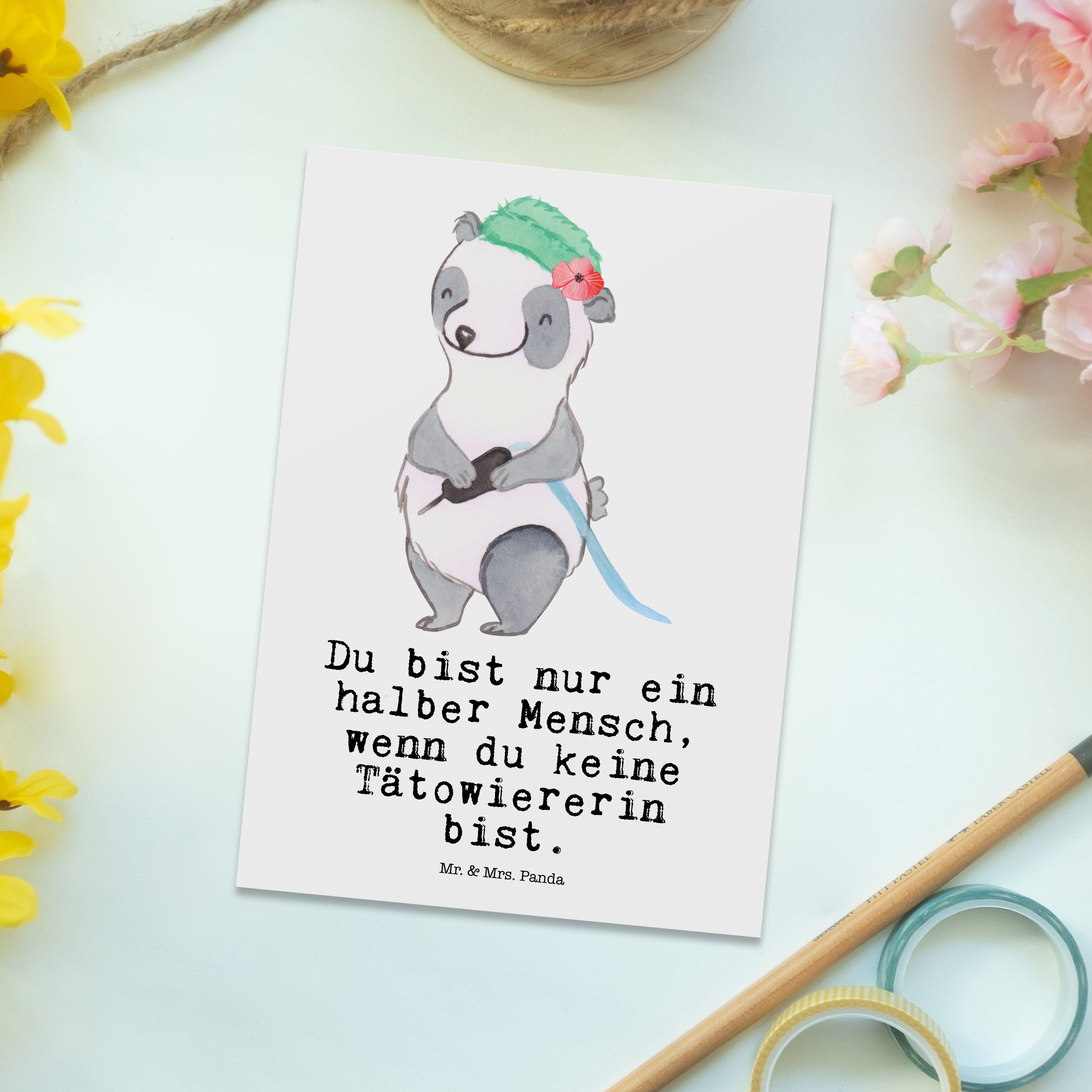 Mr. & Mrs. Panda Postkarte Tätowiererin mit Herz - Weiß - Geschenk, Einladung, Beruf, Geburtstag