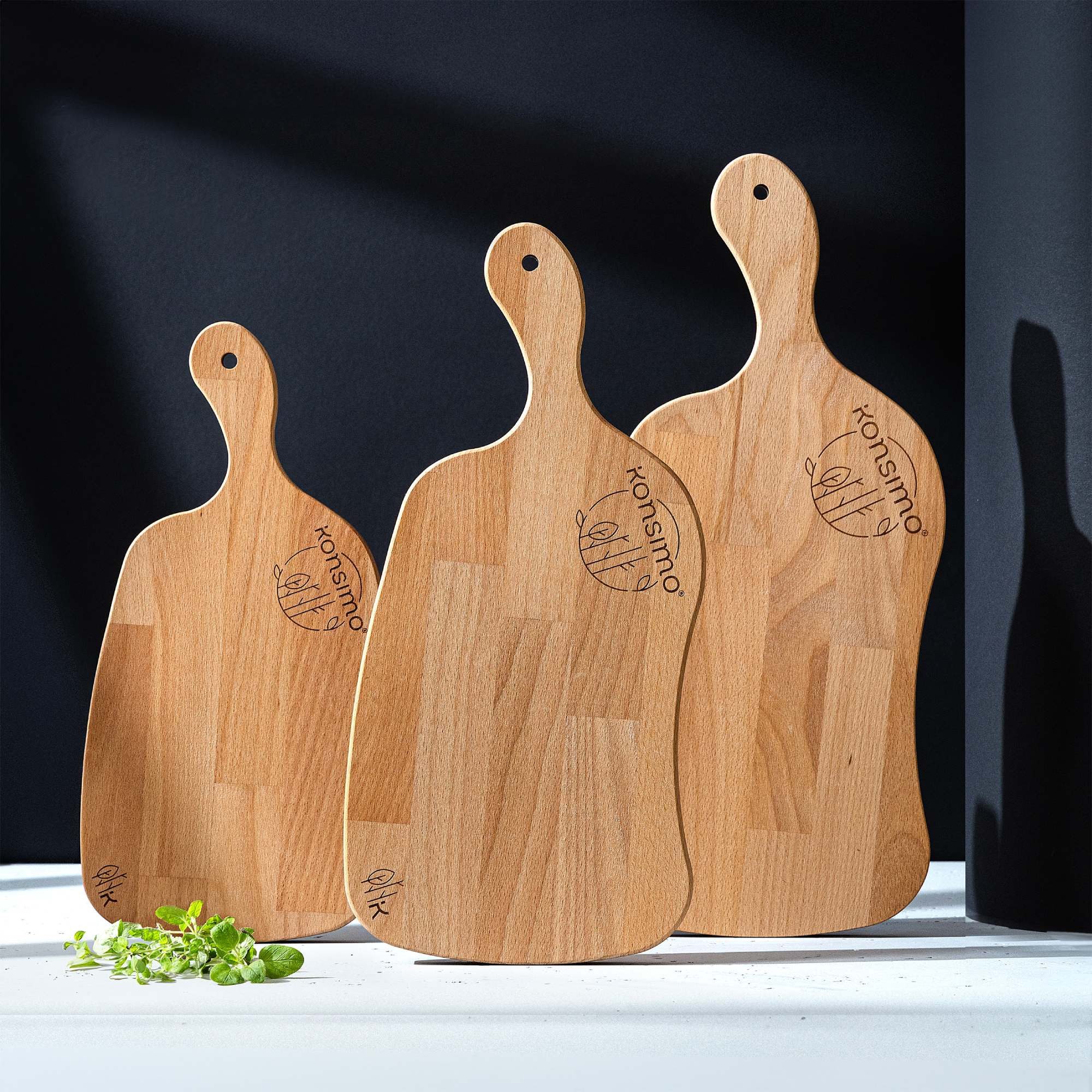KONSIMO® Schneidebrett Premium LIVO Designschneiderbrett-Set, Massivholz, Servierbrett, Buchenholz, (Maße: von 38 cm bis 48,5 cm, 3-St), hergestellt in der EU, 3-er Set mit Griff, praktisch Set