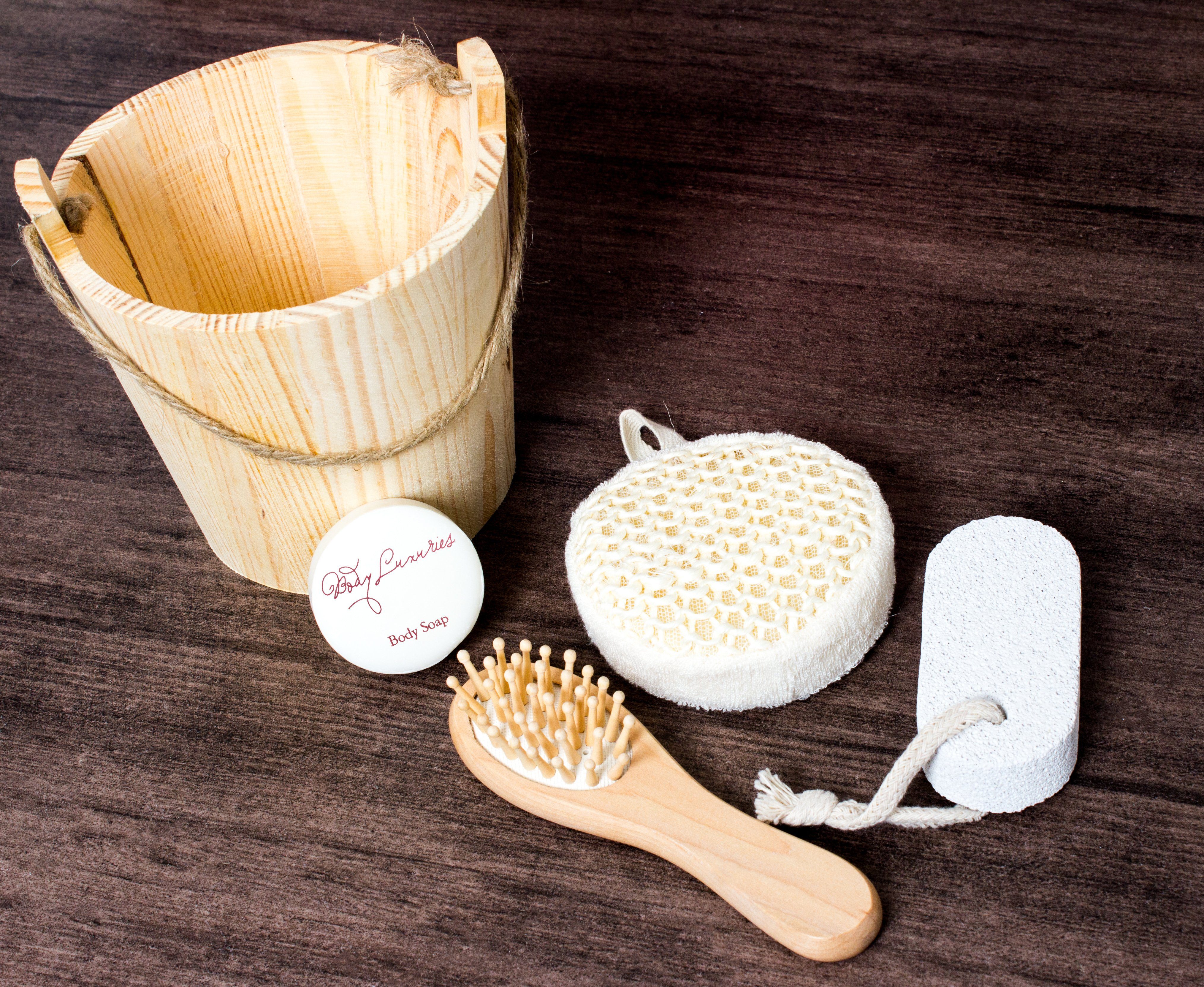 BRUBAKER Hautreinigungs-Set Geschenkset im Holzeimer, 5-tlg., Holzkübel Wellness Set mit Peelingschwamm, Haarbürste, Bimsstein Seife