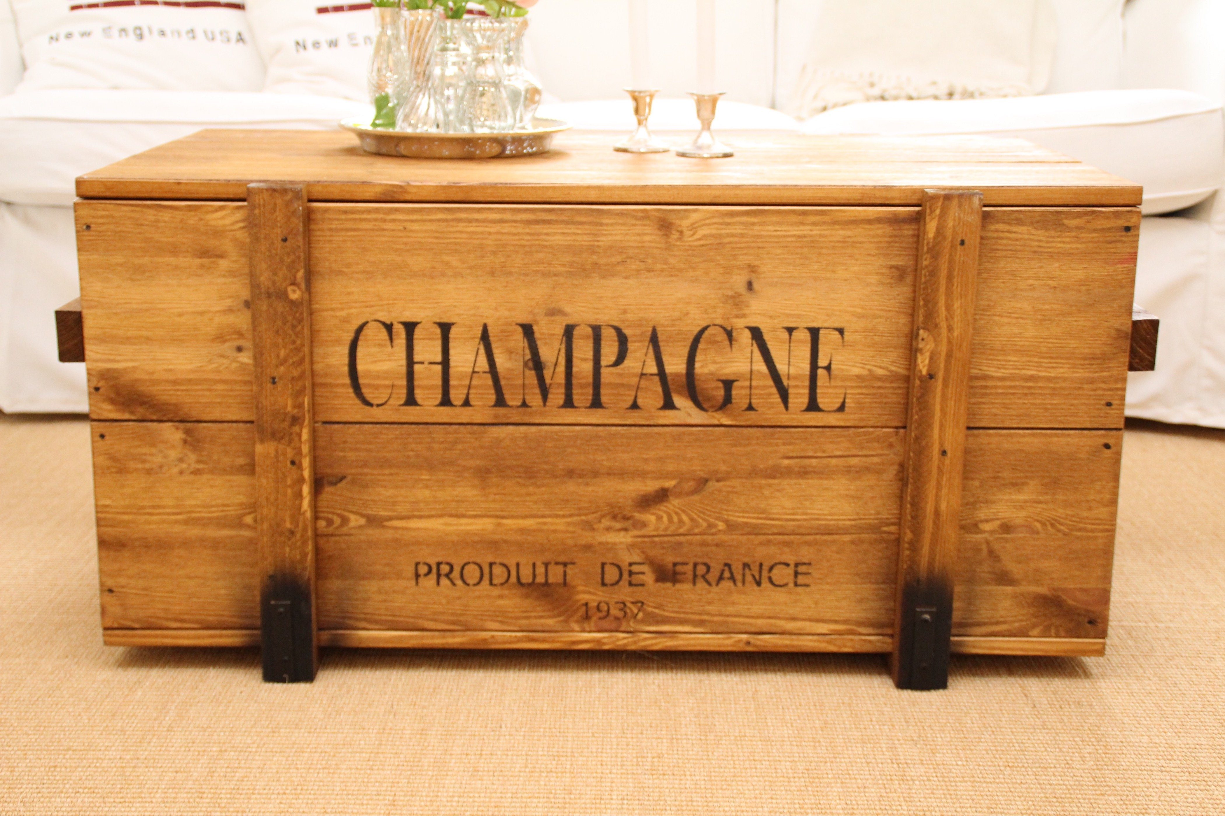elegantem Champagne, Uncle Truhentisch mit Joe´s Schriftzug