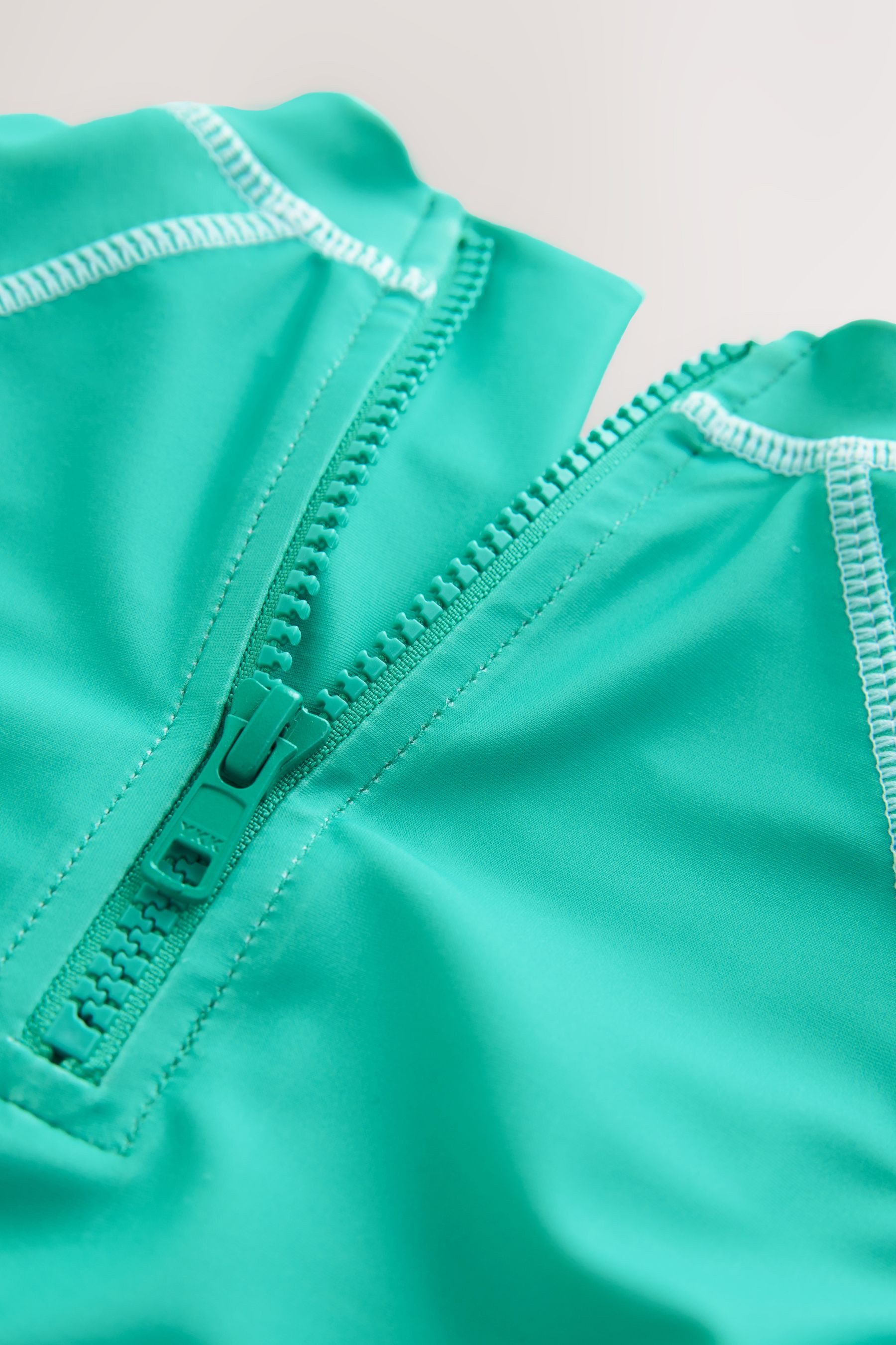 Next Badeanzug Rash-Trägertop und Badeshorts im Sonnenschutzset (2-St) – Bild 4 von 4