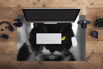 MuchoWow Gaming Mauspad Schwarz-Weiß-Foto des Kopfes einer schwarzen Katze mit gelben Augen (1-St), Büro für Tastatur und Maus, Mousepad Gaming, 90x60 cm, XXL, Großes