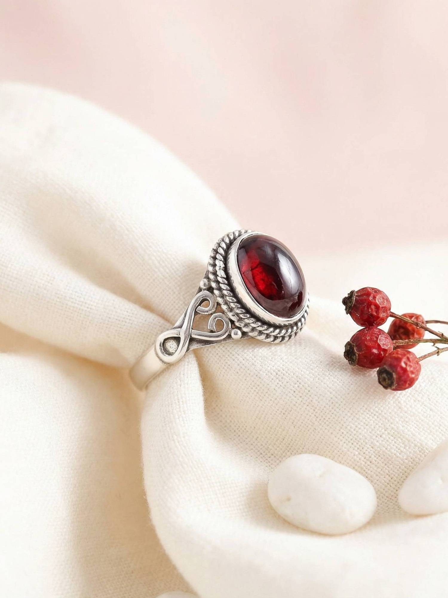mantraroma Silberring BAGHIMI oval aus 925 Silber mit Granat (Ring mit Schmuckbeutel), Damenring aus 925er Silber