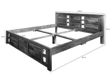 Massivmoebel24 Massivholzbett OXFORD (Bett aus robustem Massivholz, massives Holzbett Bettgestell, 200x200 Akazie, Bett aus massiven Echtholz im Landhausstil), hochwertiges Edelholz, authentische Holzadern, aufwendige Schnitzereien und Verzierungen