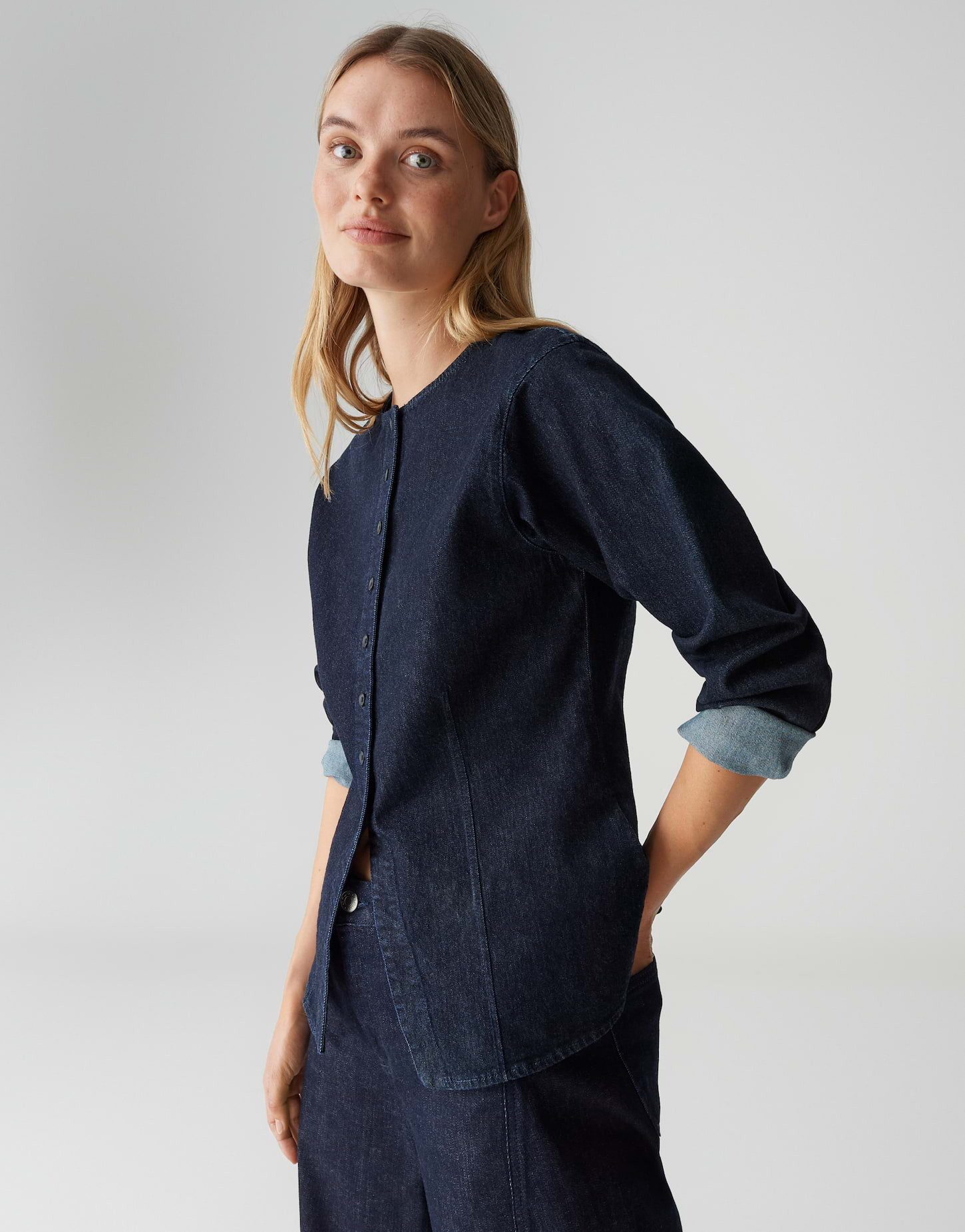 OPUS Jeansbluse FARTIS Slim tailliert in dunklem Denimblau schmale Passform, natürlicher Griff – Bild 5 von 5