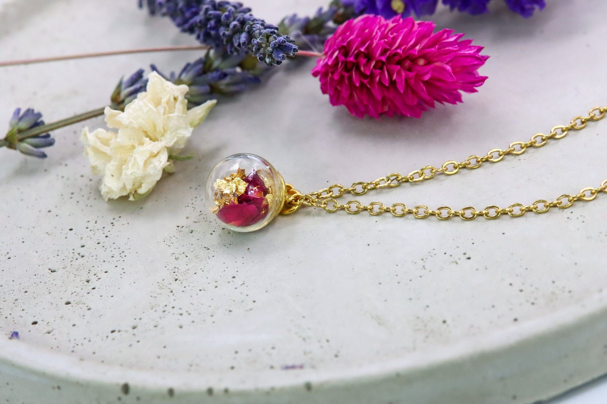 Gedankenwunder Manufaktur Blumenanhänger Glaskugel Rose & Blattgold Anhänger