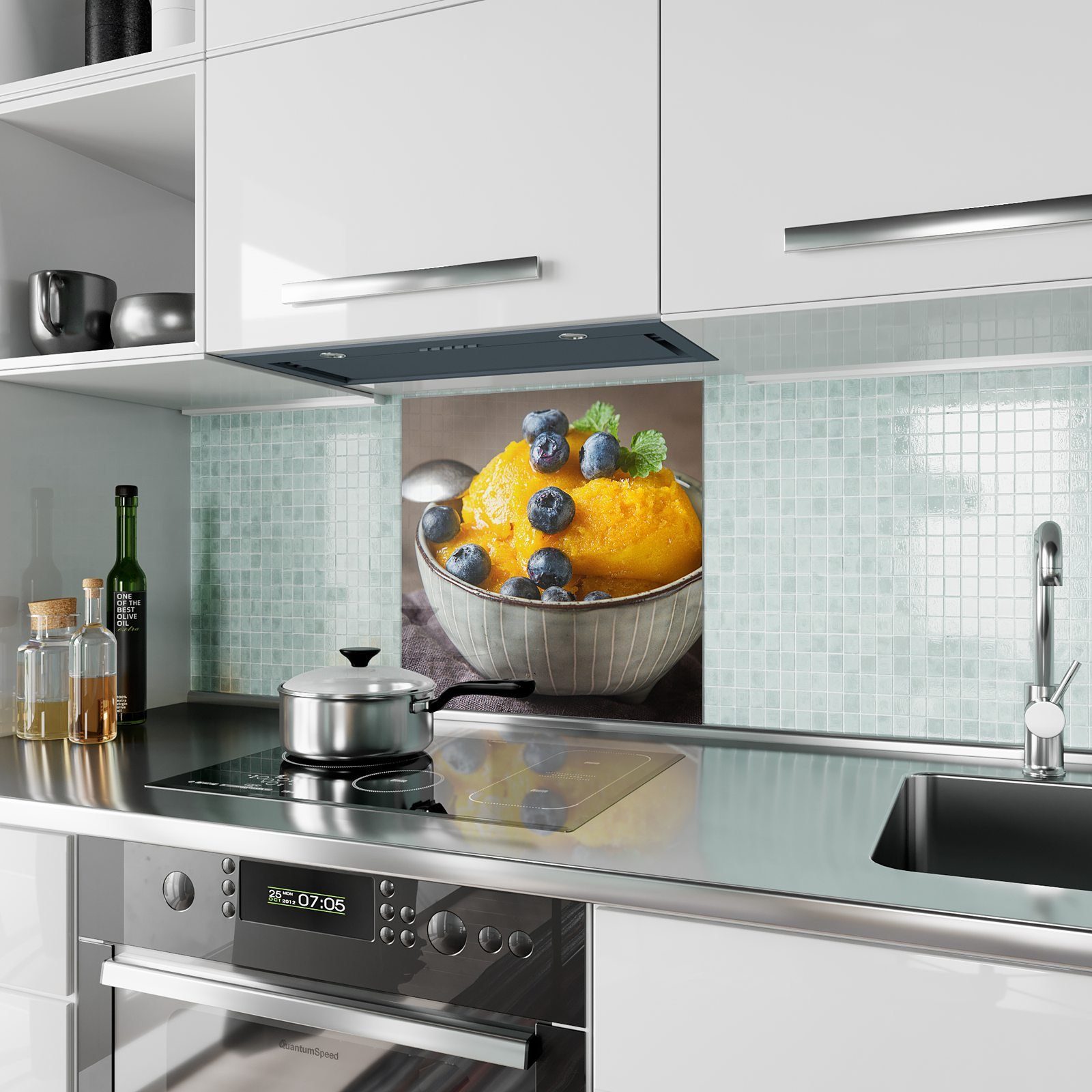 Primedeco Küchenrückwand Küchenrückwand Spritzschutz Motiv Heidelbeeren mit Eiskugel mit Glas