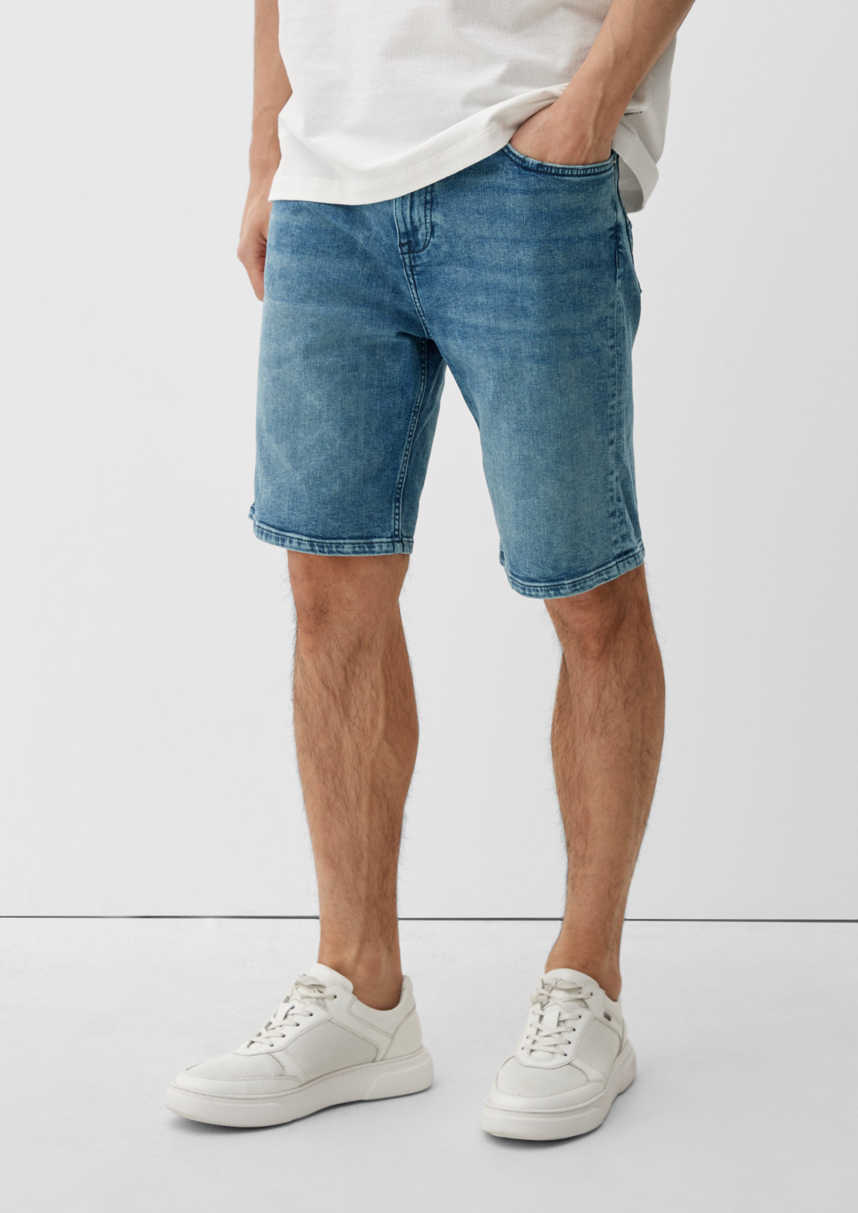 Taschen im mit Slim Leg, einen 5-Pocket-Design Jeansshorts mit hat Mid Fit Reißverschluss, / Straight Jeans Knopfverschluss, Rise / s.Oliver / Keith