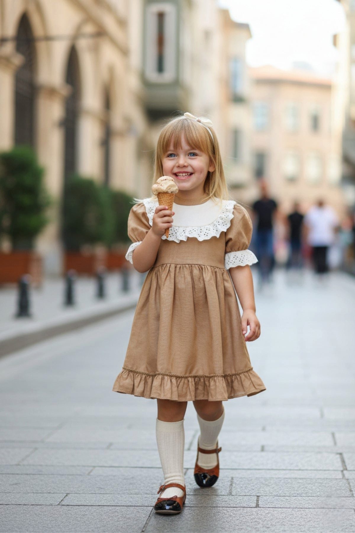 Parla Kids Sommerkleid Braunes Kleid kurzärmelig mit Rüschensaum Spitzendetails und Haarband Spitzendetails - Haarband - Rüschensaum
