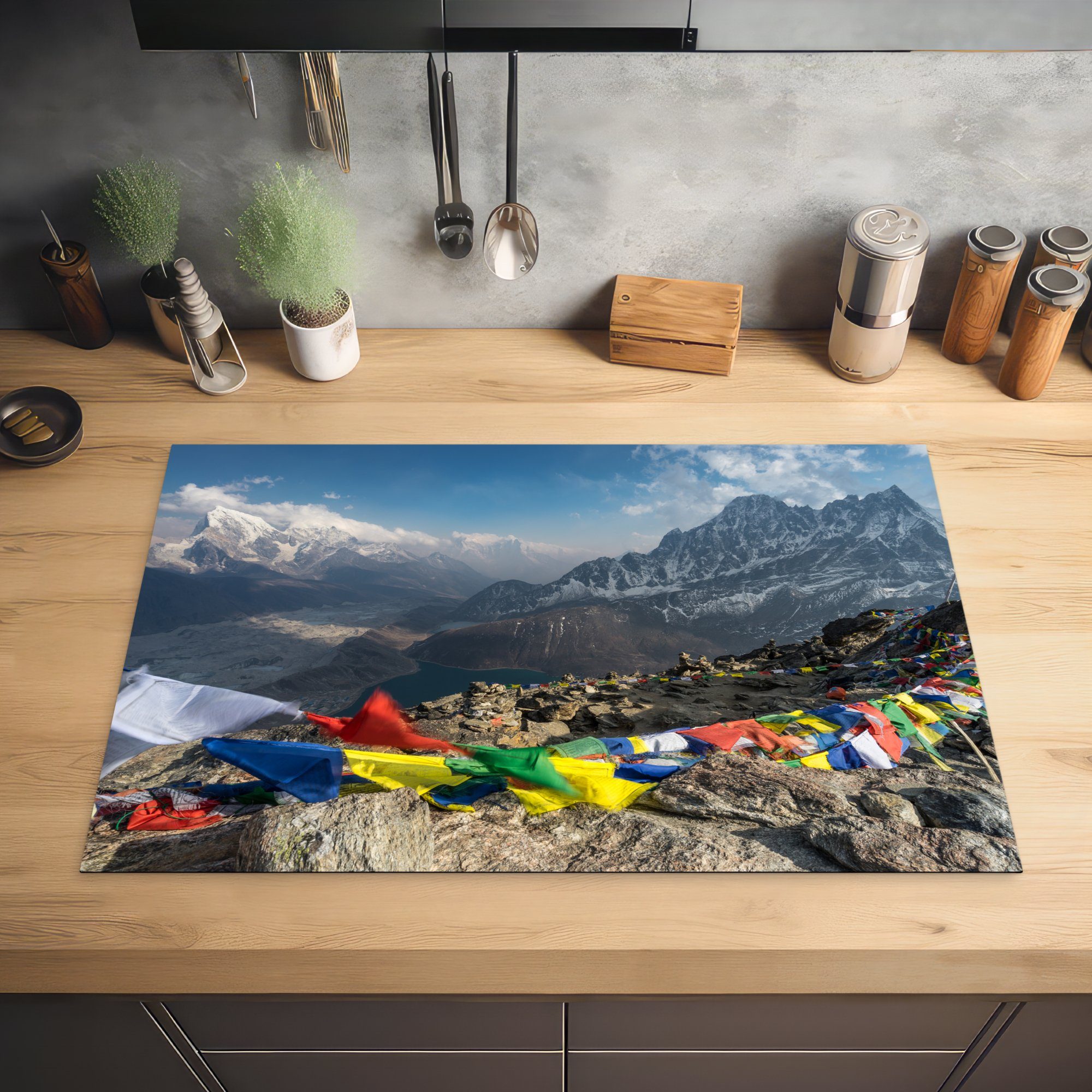 einem Herdblende-/Abdeckplatte Berggipfel, Flaggen auf Induktionskochfeld im Ceranfeldabdeckung Schutz Nepal, für küche, Himalaya-Gebirge (1 cm, MuchoWow 81x52 tlg), die Vinyl,