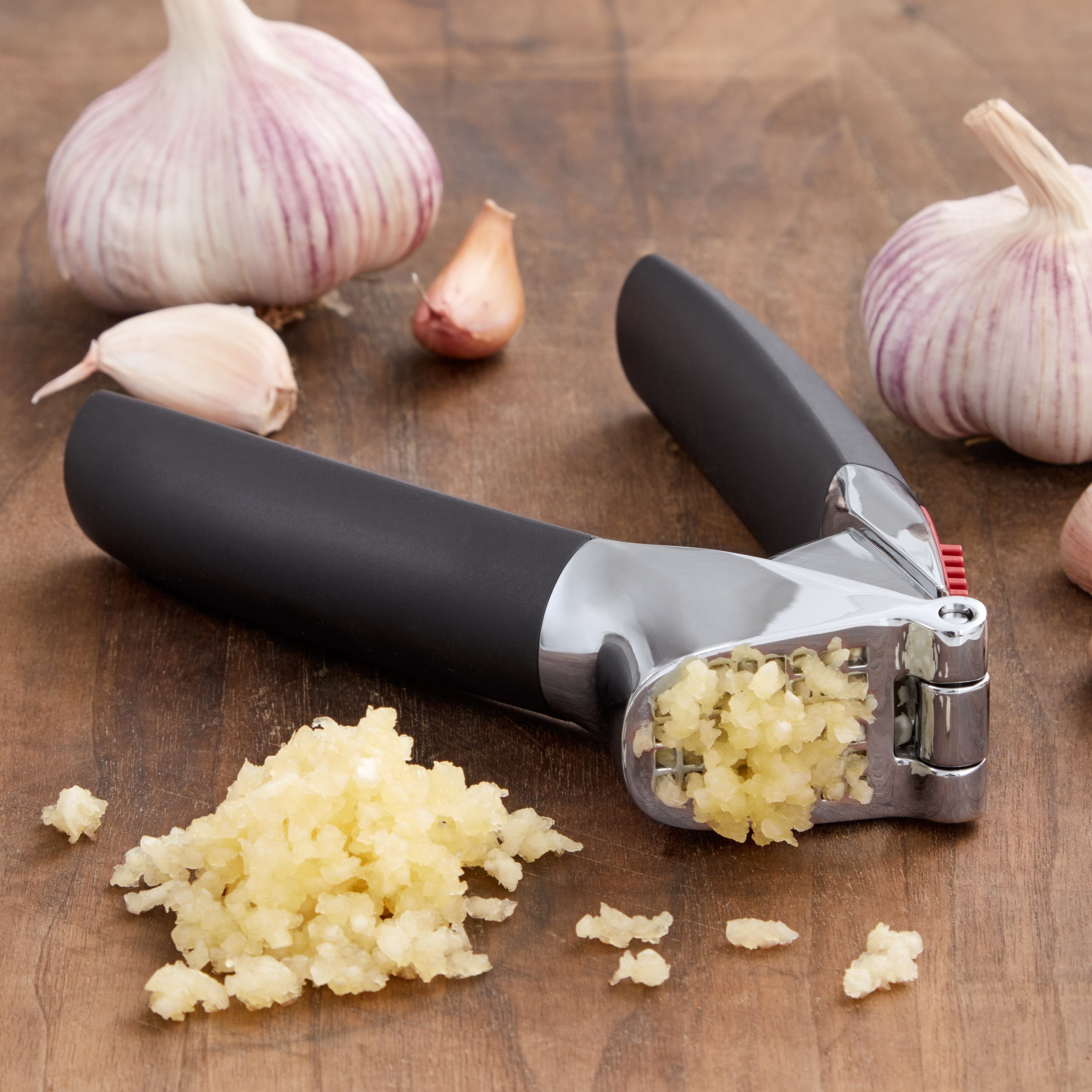 OXO Good Grips Knoblauchpresse Presse mit eingebautem Reiniger (1 St), Zink