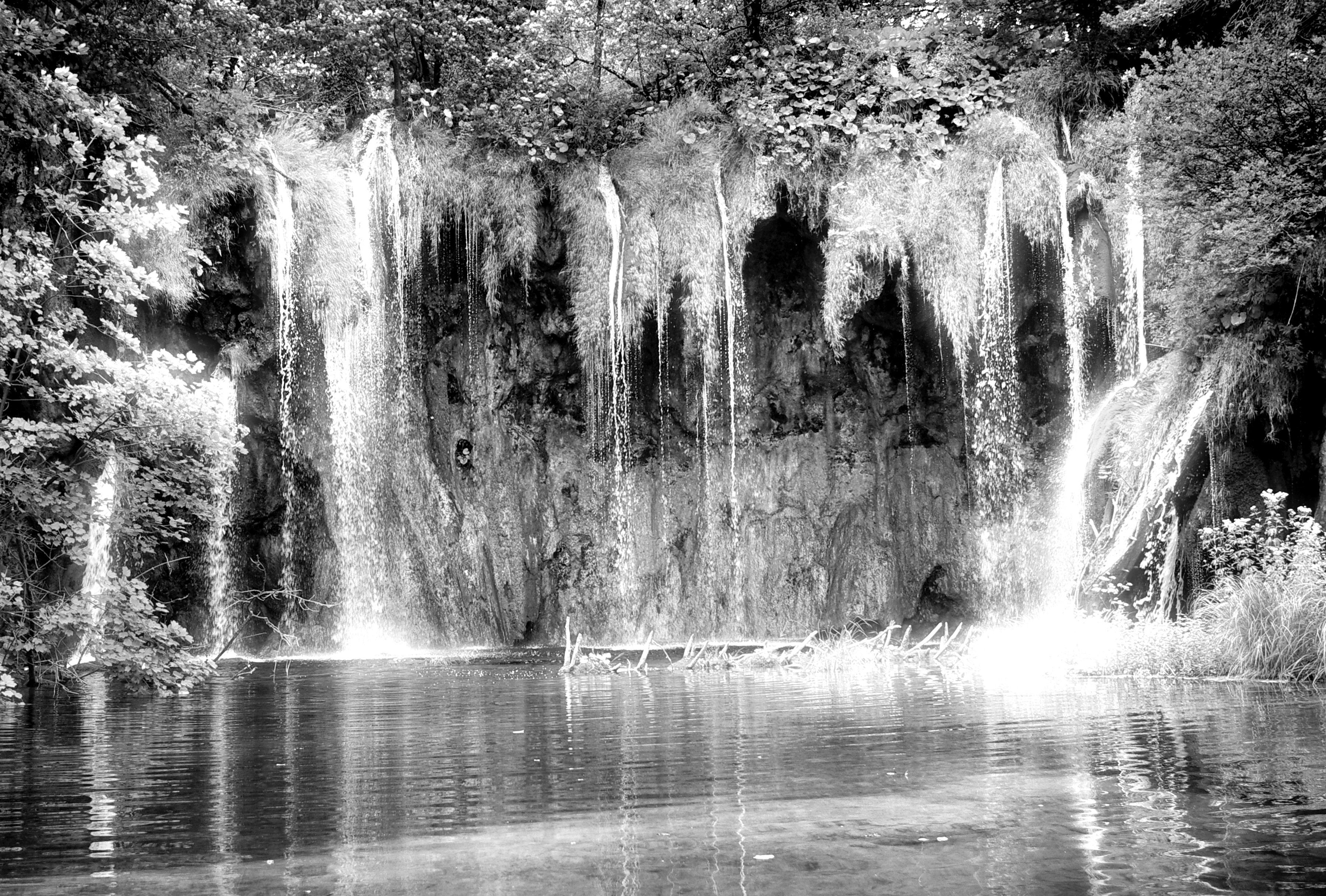 Weiß & Wasserfall Papermoon Schwarz Fototapete