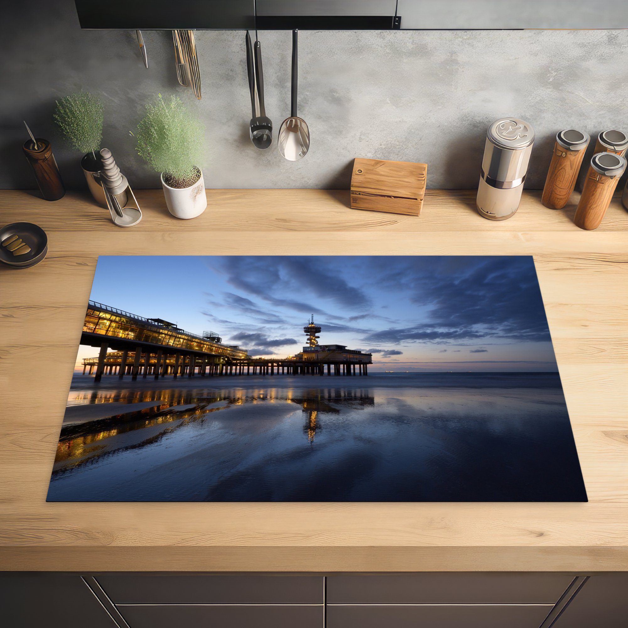 Scheveningen Sonnenuntergang, 81x52 Herdblende-/Abdeckplatte Vinyl, Induktionskochfeld von Ceranfeldabdeckung MuchoWow für (1 Schutz die nach Pier cm, tlg), küche,