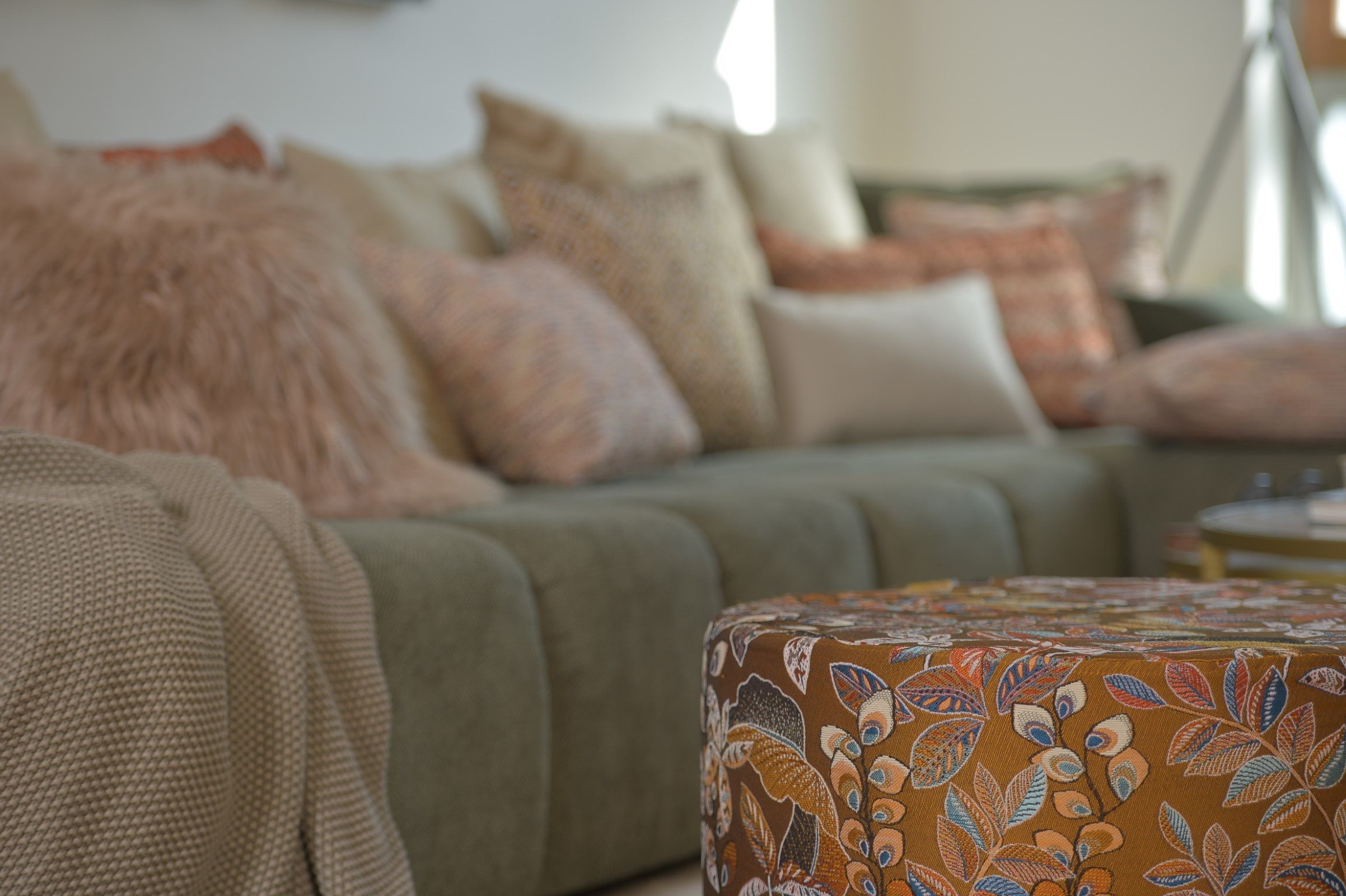 H.O.C.K. Sitzhocker H.O.C.K. Tristan Hocker rund Pouf ø60x40cm gold floral, Hocker, Barhocker & Sitzhocker, Pouf, Badhocker, Wohnzimmer Hocker – Bild 5 von 5