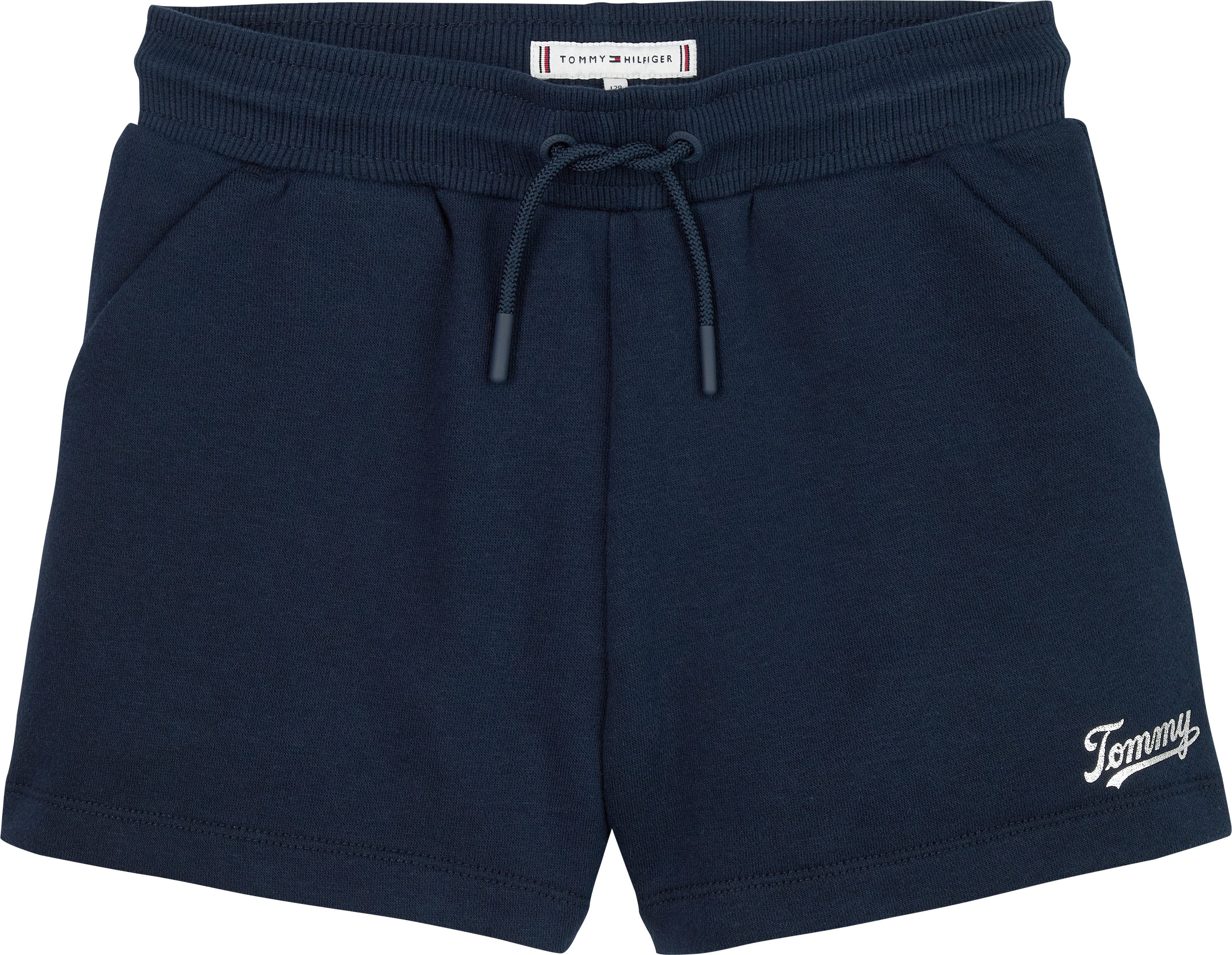 Tommy Hilfiger Sweatshorts TOMMY SCRIPT SWEATSHORT für Kinder bis 16 Jahre, glänzender Logo-Schriftzug – Bild 5 von 5
