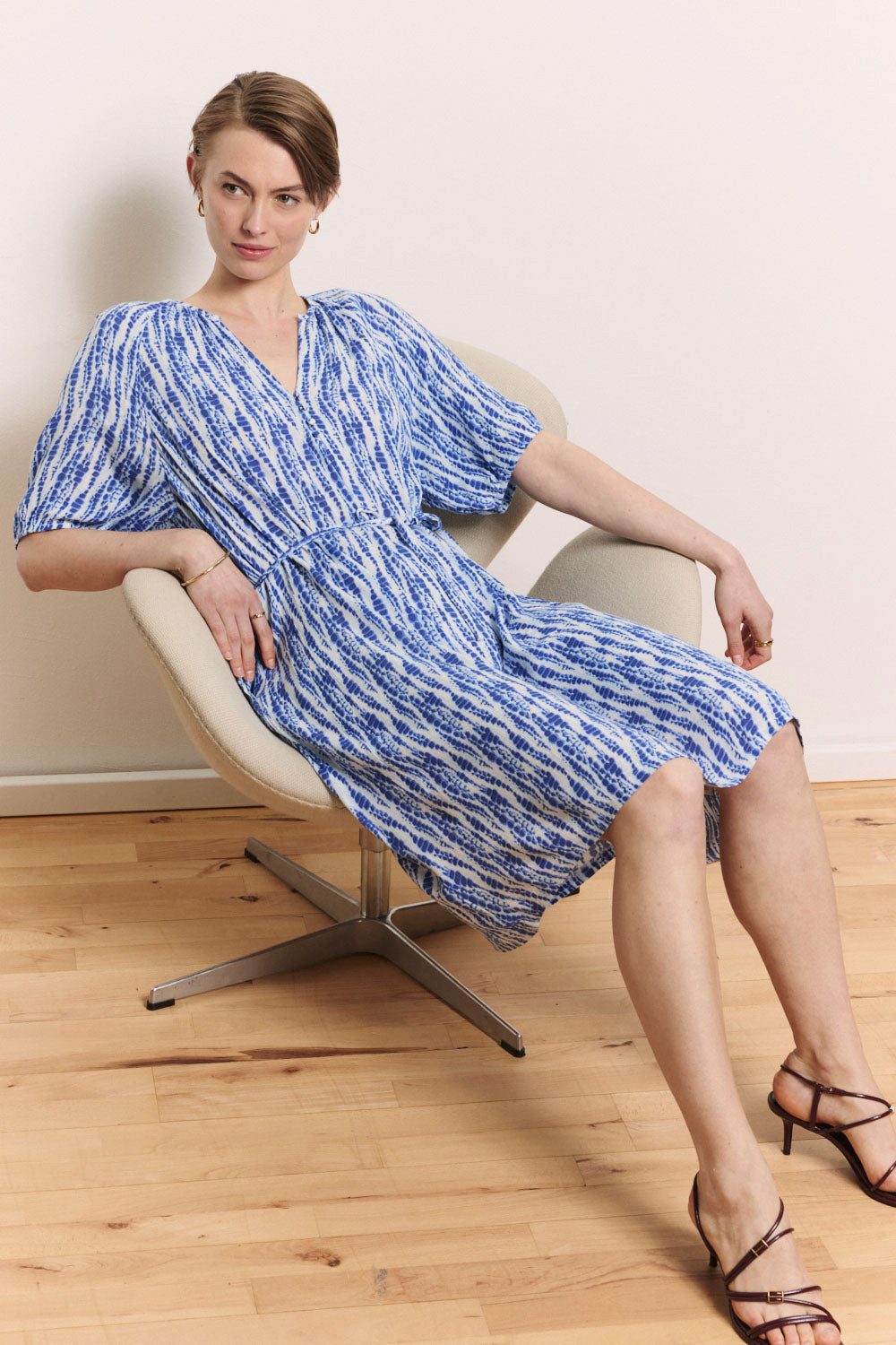 Tranquillo Sommerkleid Saraah aus Crinkel EcoVero™ Viskose flexibles Anpassen mit Bindegürtel (Einzelartikel) Kleid mit angenehmen Tragegefühl & einer luftigen  – Bild 4 von 5