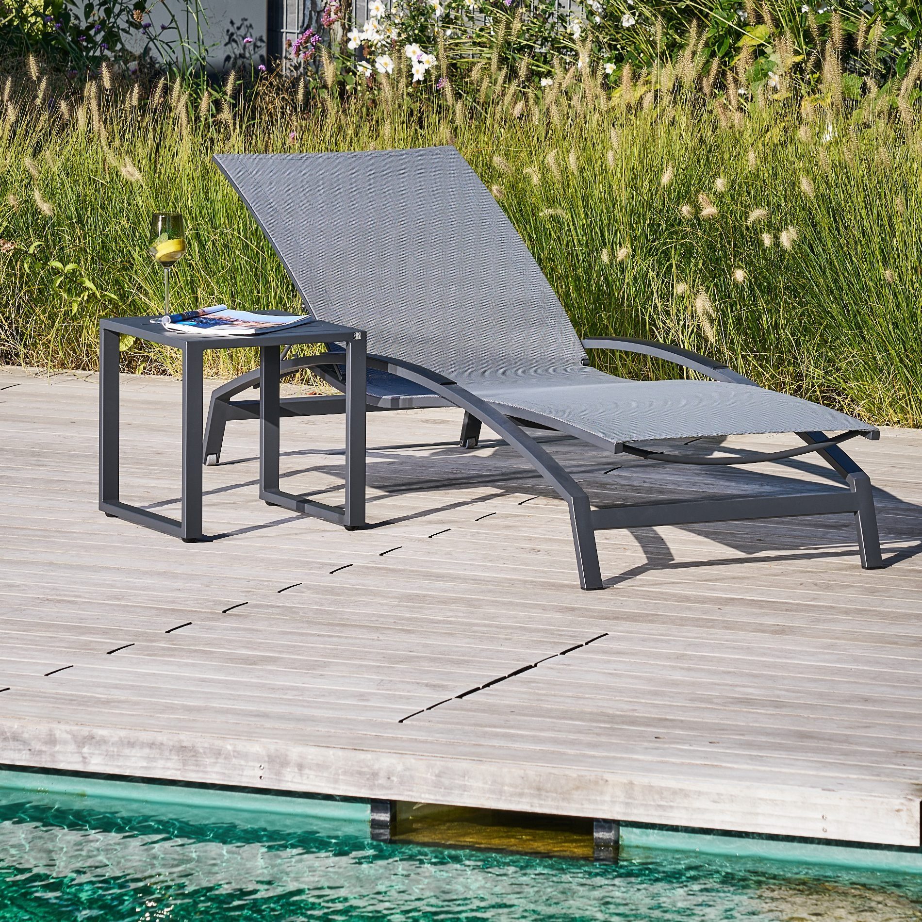 CASA DOMA Gartenliege Mineo, 4-fach verstellbare Sonnenliege, 2 Rollen, Edelstahl anthrazit, Sunproof® Sling, Armlehne Aluminium schwarz