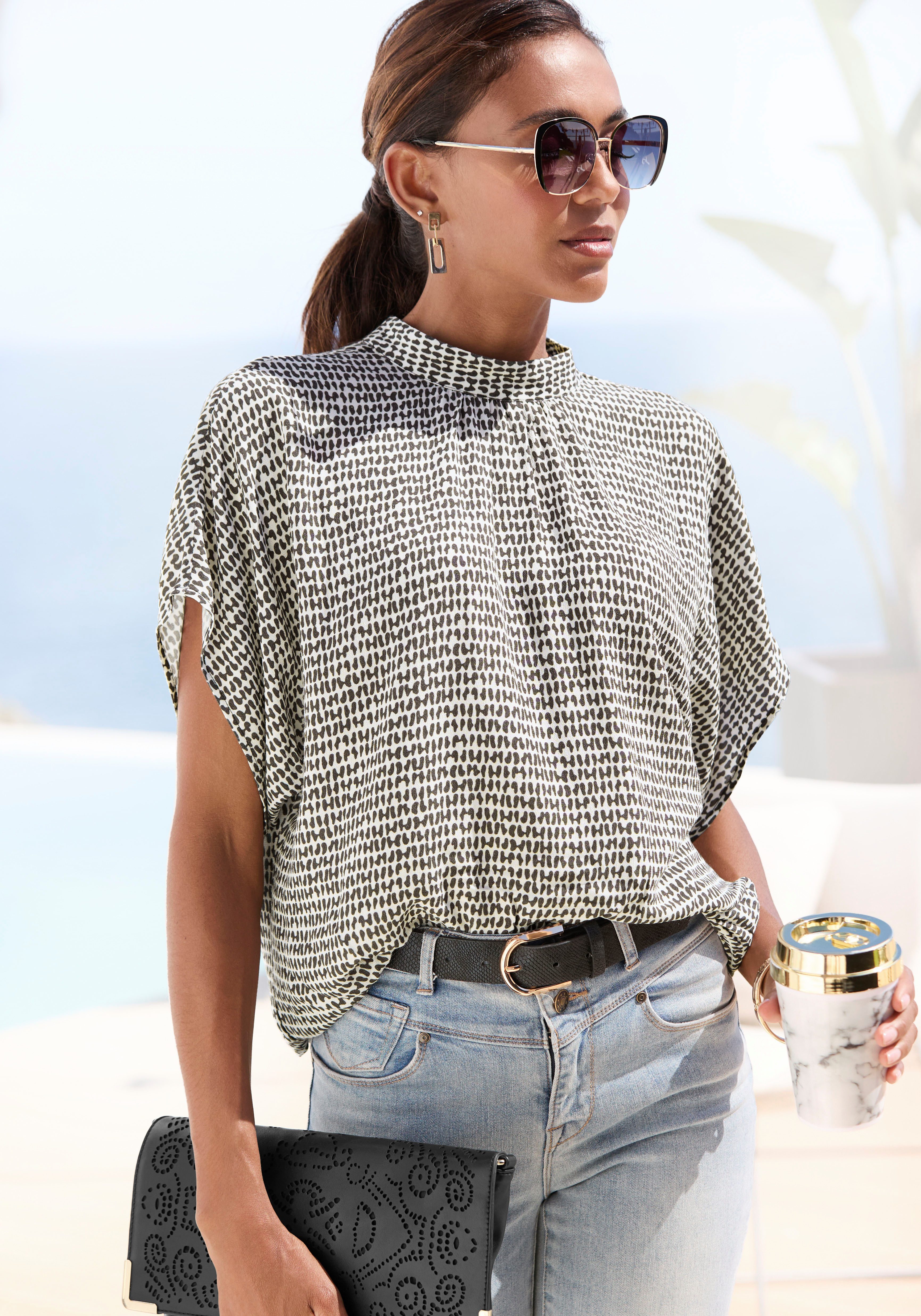 LASCANA Kurzarmbluse mit Alloverdruck, Damenbluse, sportlich elegant