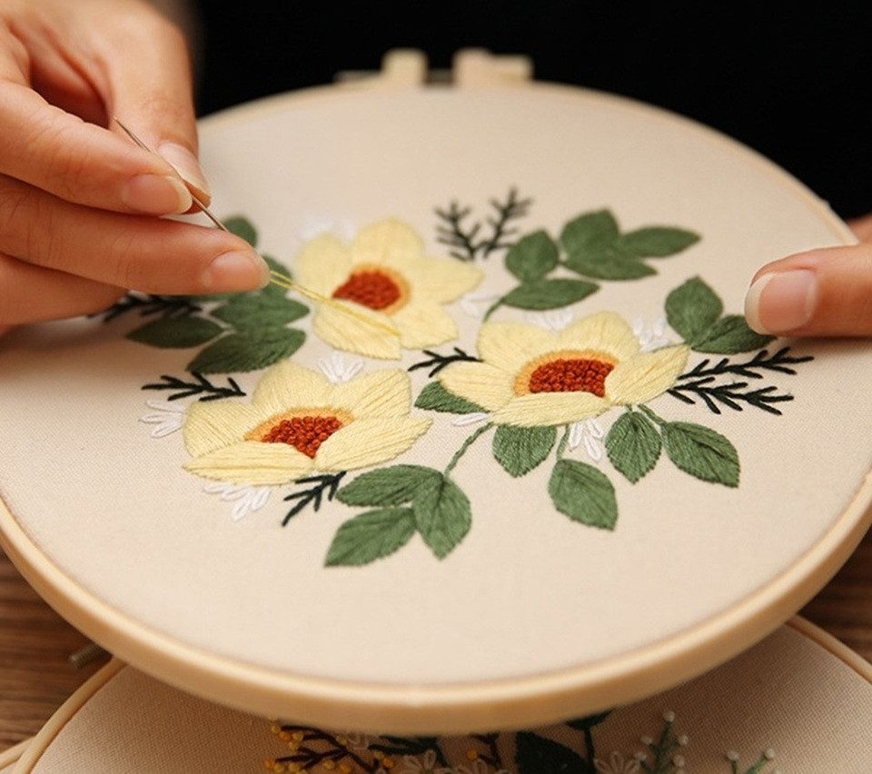 101DIYStudio Kreativset Stickset Anfänger Erwachsene mit Blumenmotiv inkl. Stickrahmen, (Geschenk Geburtstag Hochzeit), Größe: 20 cm x 20 cm