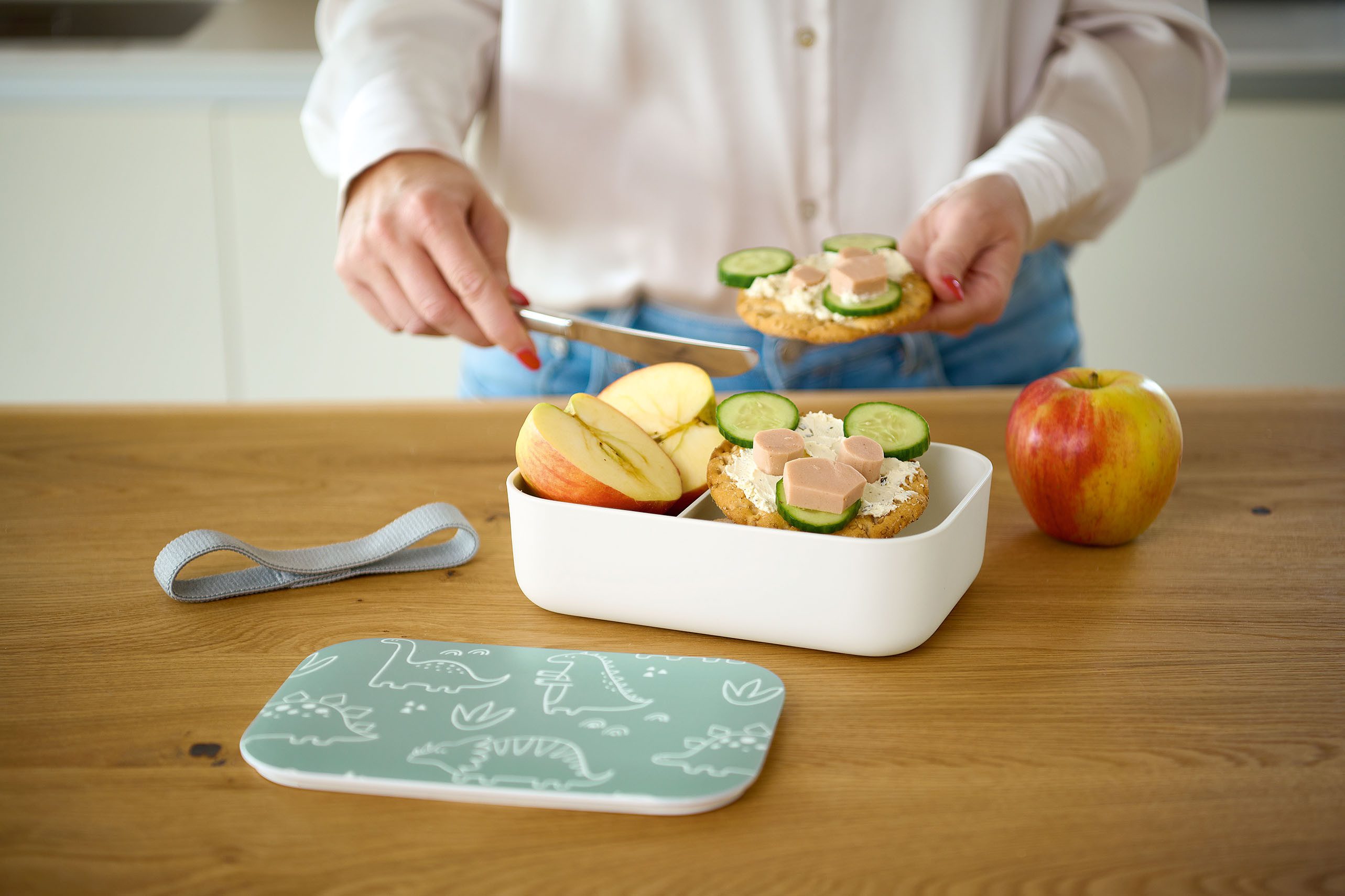 Zeller Present Lunchbox Dino, Kunststoff, (2-tlg), Deckel mit Silikonring f. luftdichtes Verschließen, Trenneinsatz